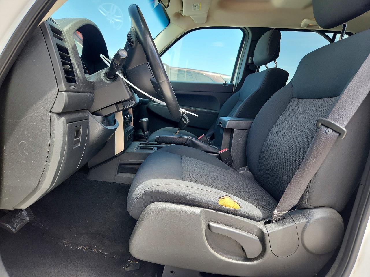 2012 Jeep Liberty Sport White vin: 1C4PJLAK1CW100607