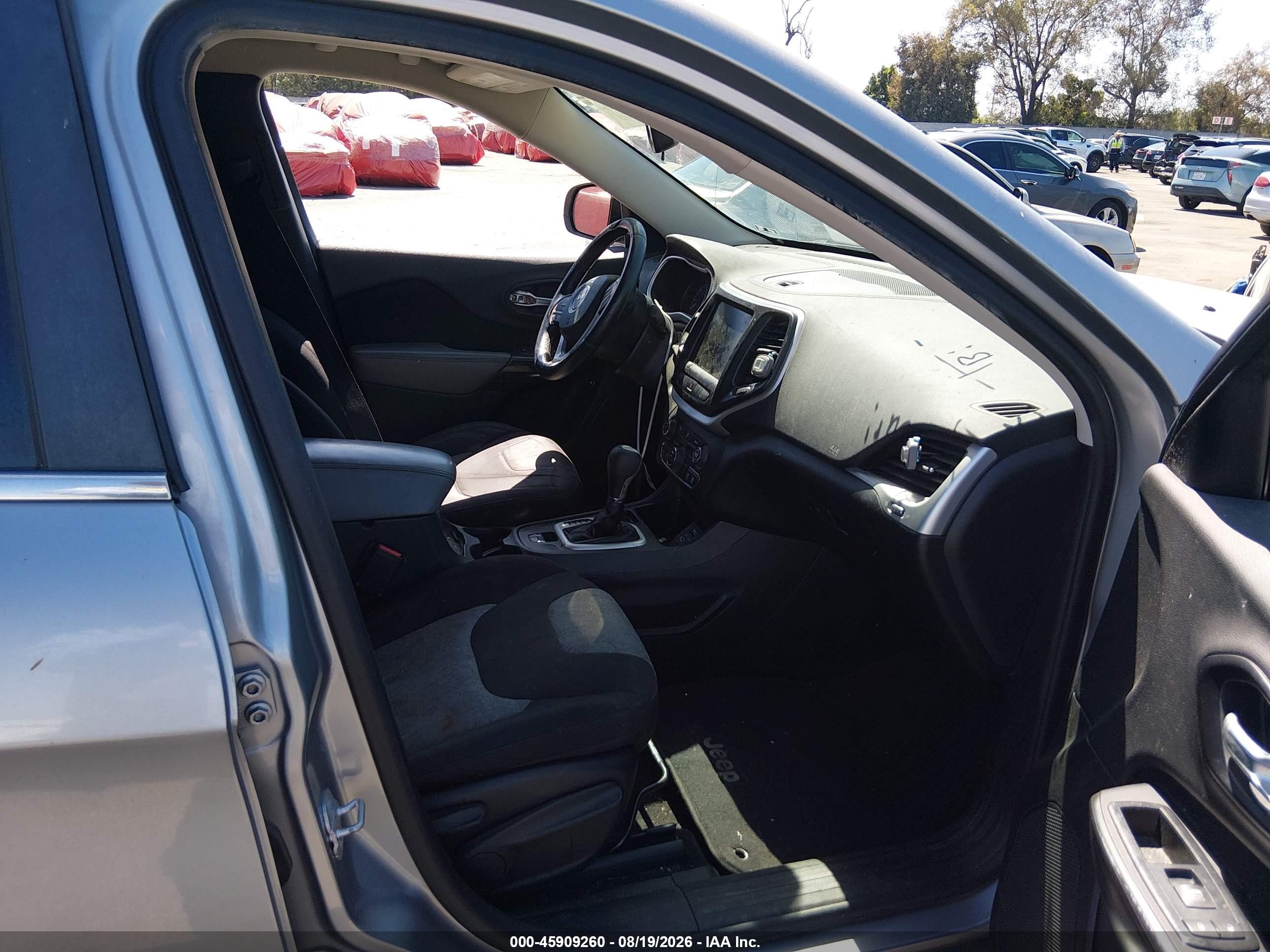 2014 Jeep Cherokee Latitude Серебряный vin: 1C4PJLCB0EW158403