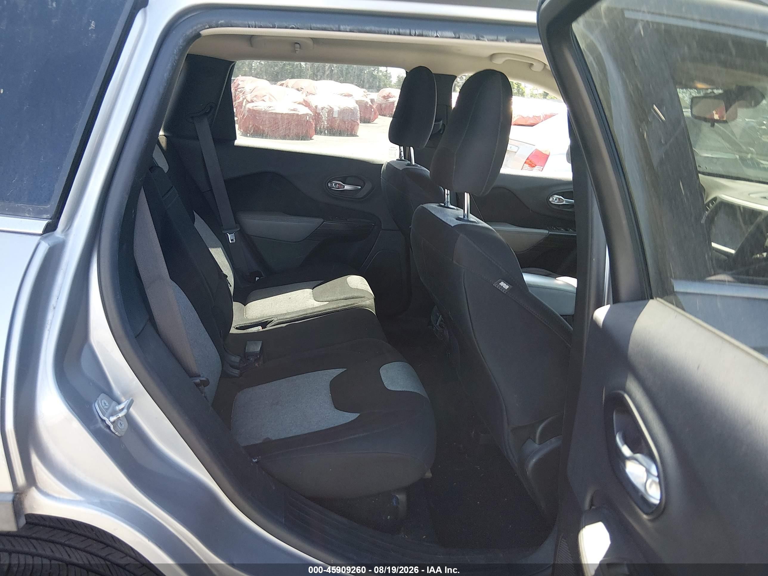 2014 Jeep Cherokee Latitude Серебряный vin: 1C4PJLCB0EW158403