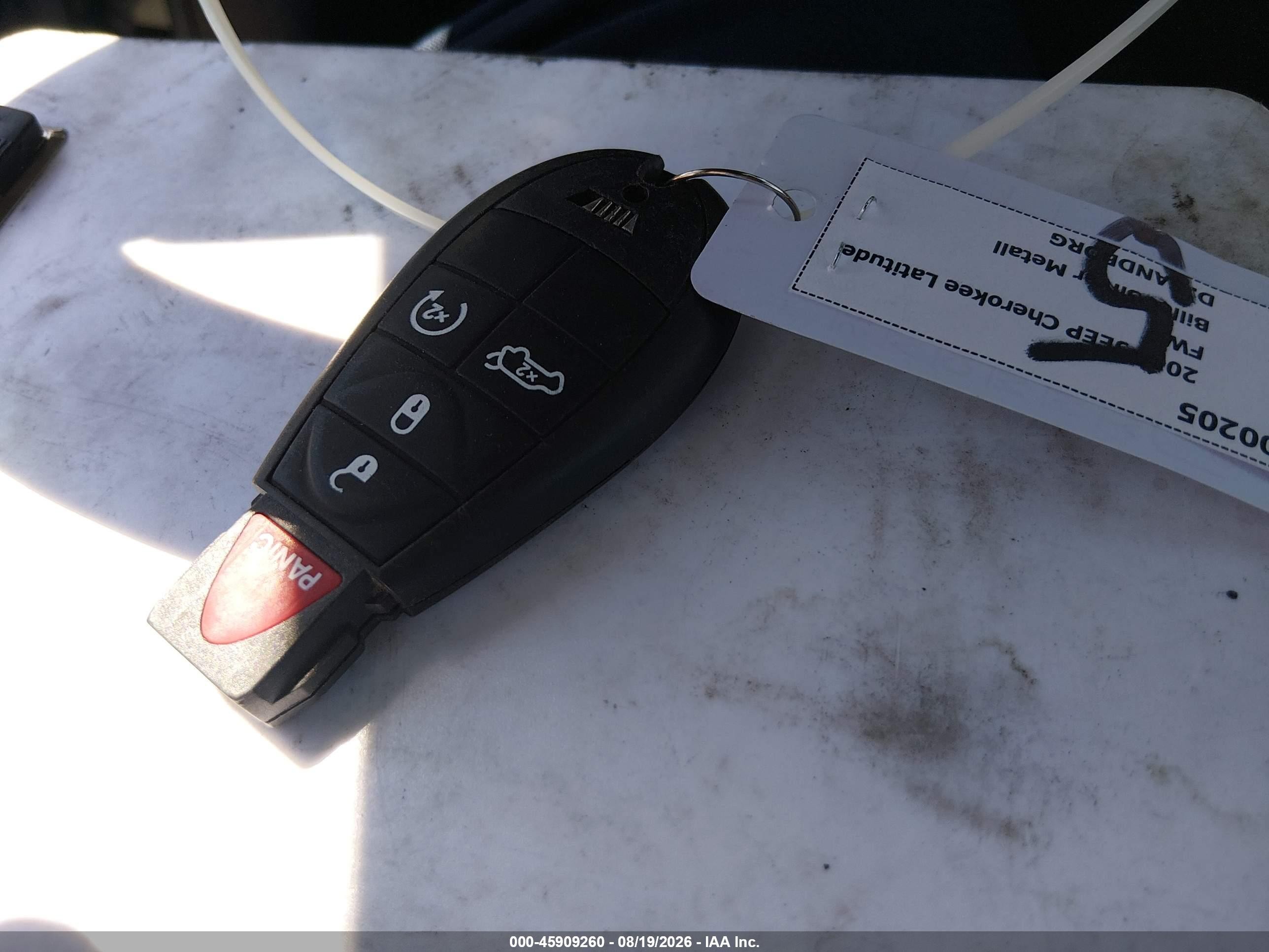 2014 Jeep Cherokee Latitude Серебряный vin: 1C4PJLCB0EW158403