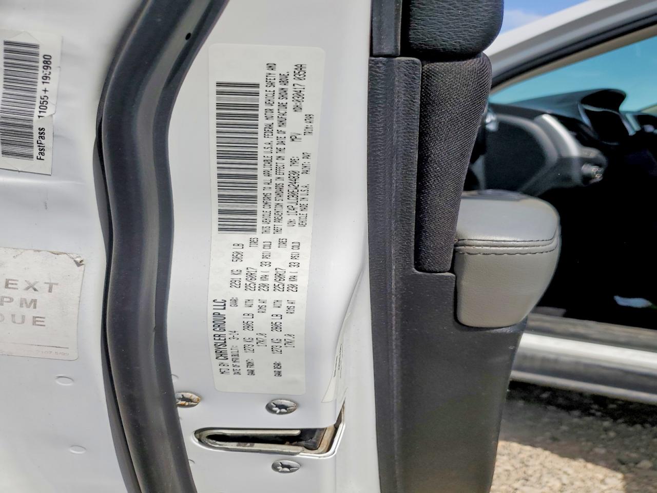 2014 Jeep Cherokee Latitude White vin: 1C4PJLCB0EW244830