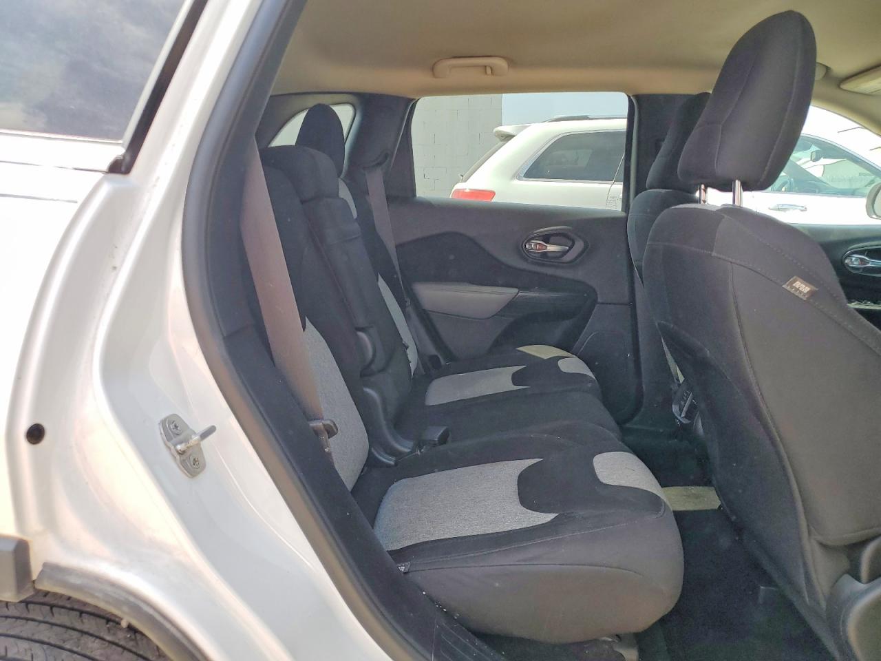 2014 Jeep Cherokee Latitude White vin: 1C4PJLCB0EW244830