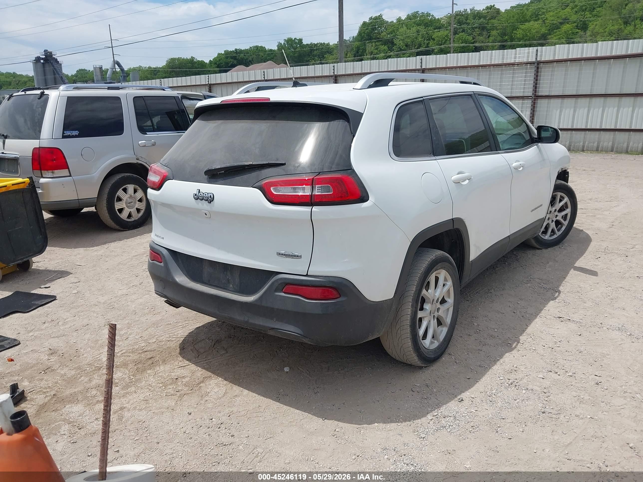 2014 Jeep Cherokee Latitude White vin: 1C4PJLCB0EW322104
