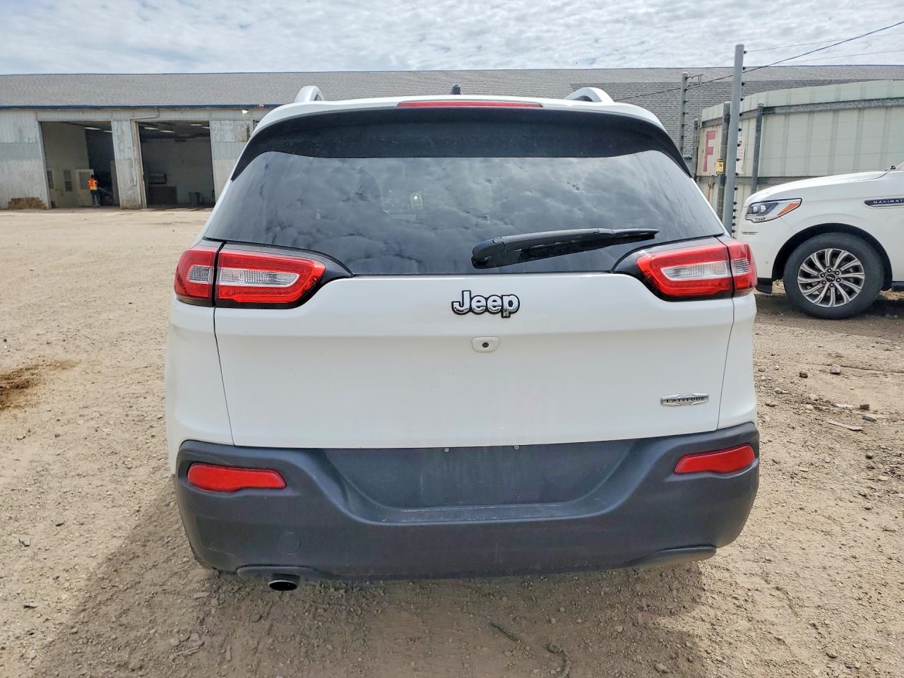 2015 Jeep Cherokee Latitude White vin: 1C4PJLCB0FW683706