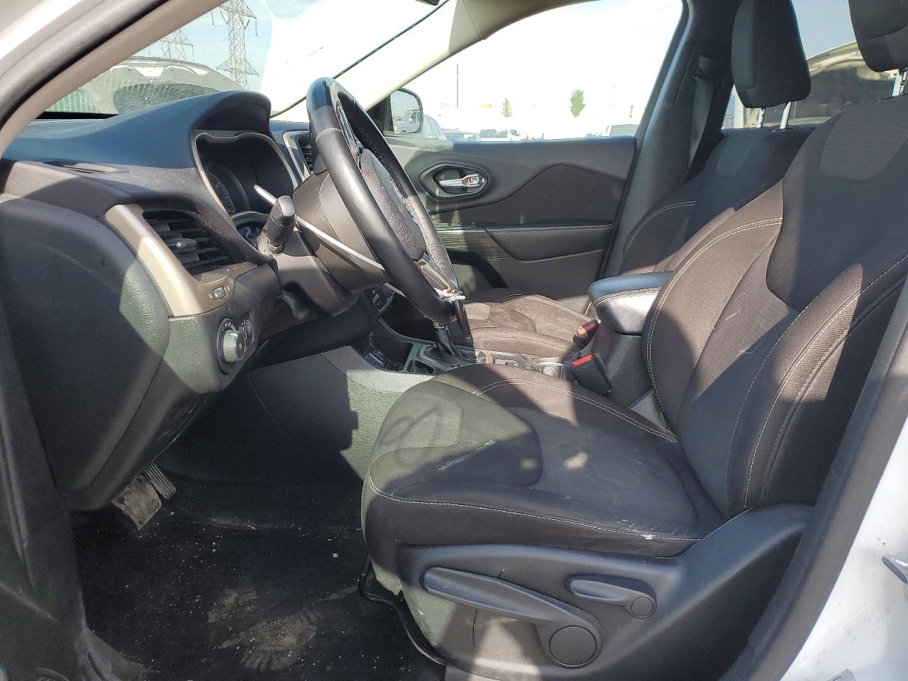 2015 Jeep Cherokee Latitude White vin: 1C4PJLCB0FW706918