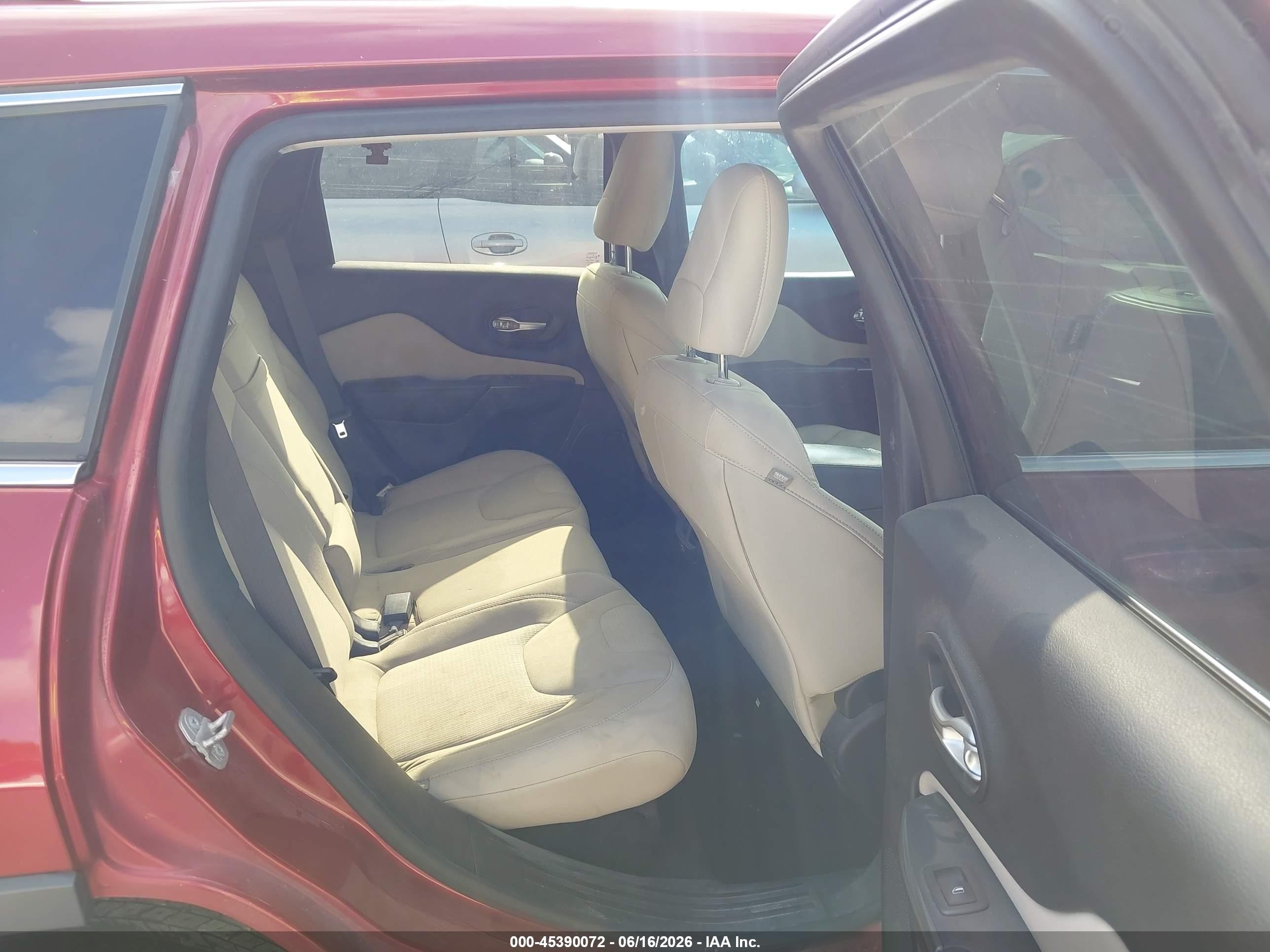 2015 Jeep Cherokee Latitude Maroon vin: 1C4PJLCB0FW720382