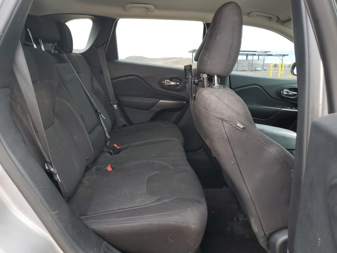 2019 Jeep Cherokee Latitude Silver vin: 1C4PJLCB0KD241319