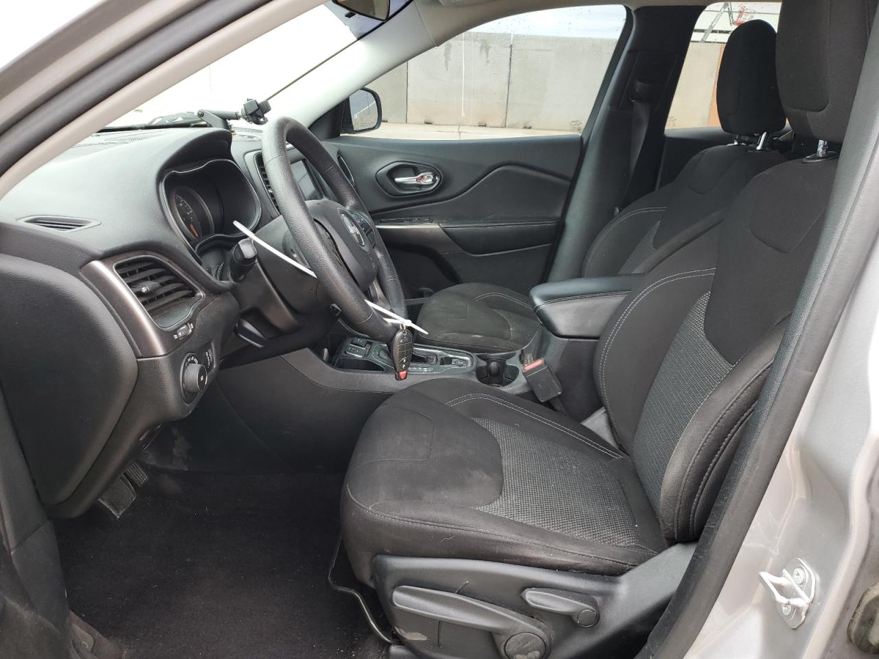 2019 Jeep Cherokee Latitude Silver vin: 1C4PJLCB0KD241319