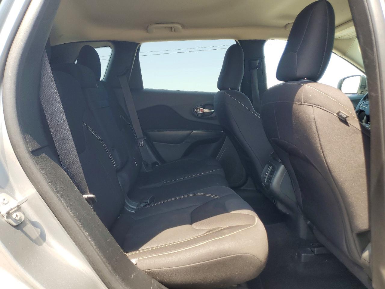2015 Jeep Cherokee Latitude Gray vin: 1C4PJLCB1FW627418
