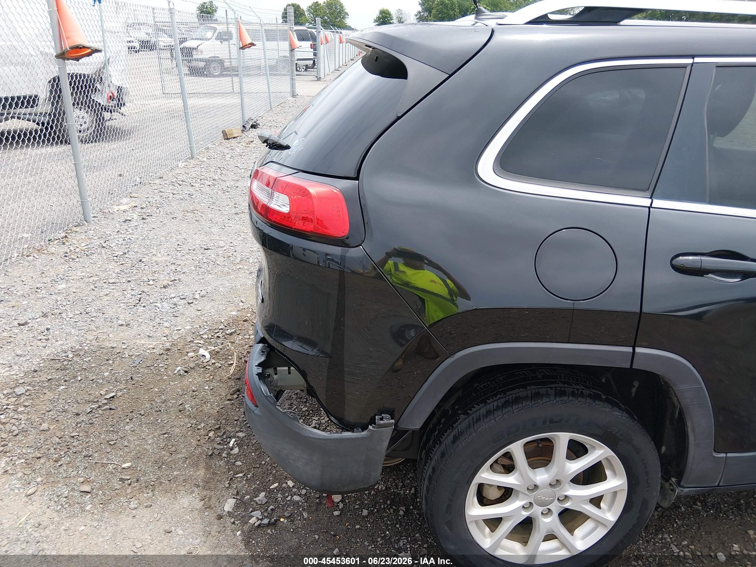 2015 Jeep Cherokee Latitude Black vin: 1C4PJLCB1FW660595