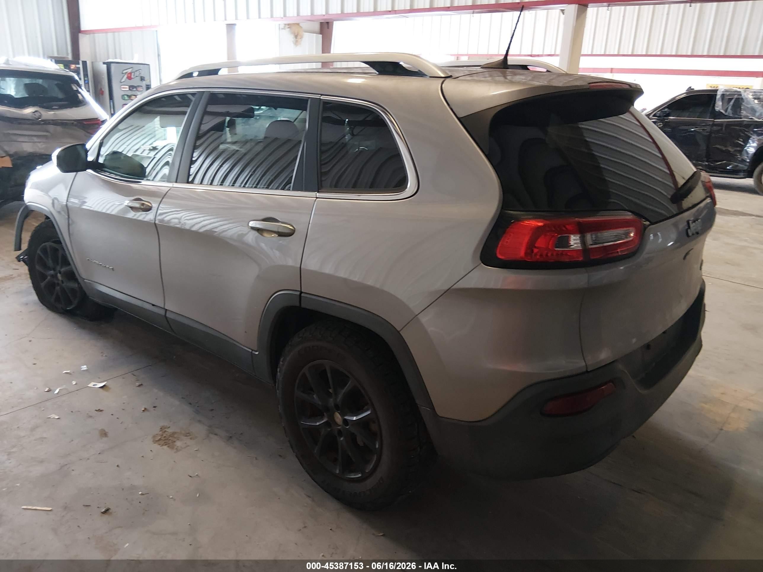 2017 Jeep Cherokee Latitude Fwd Silver vin: 1C4PJLCB1HD219063