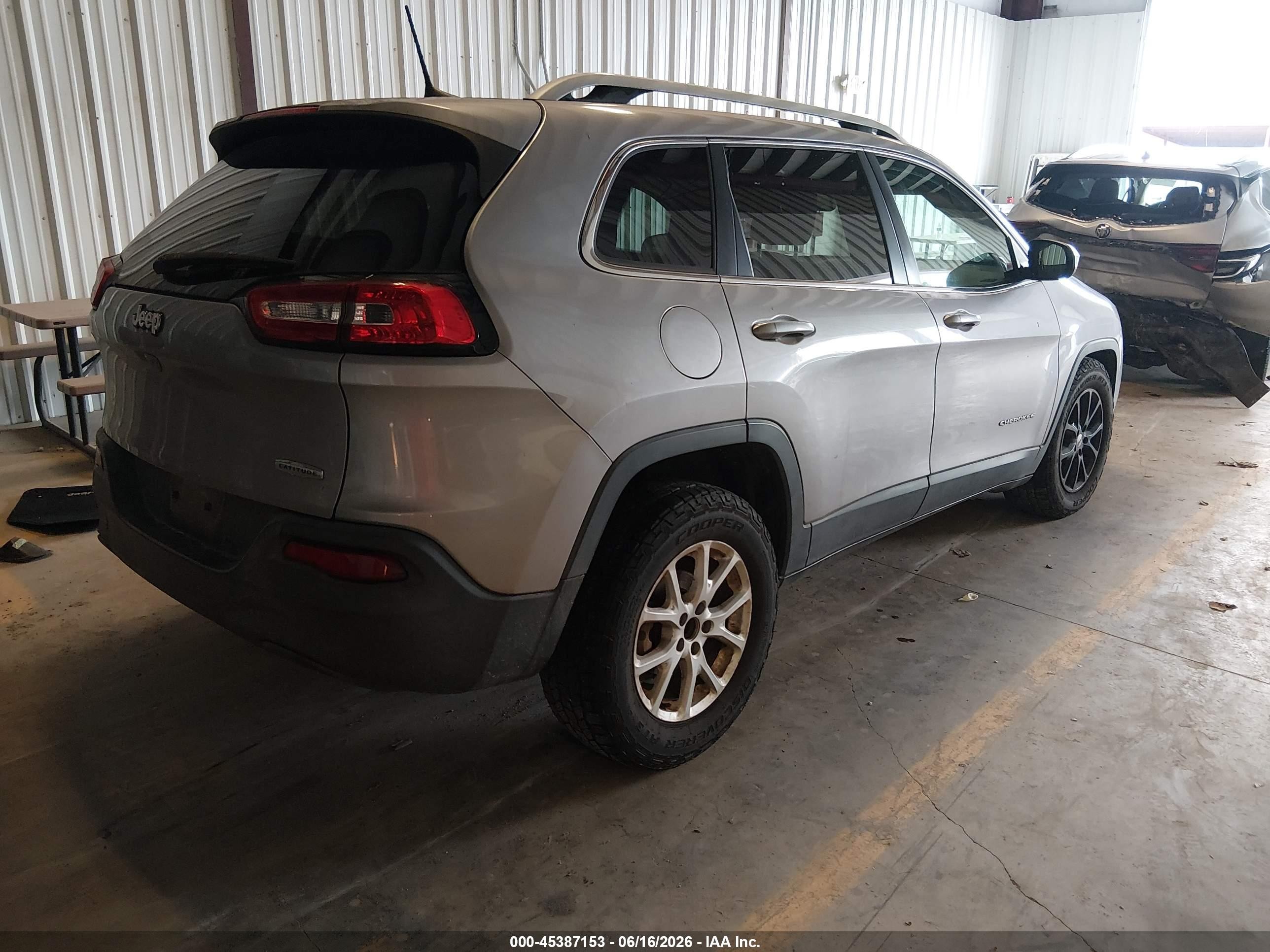 2017 Jeep Cherokee Latitude Fwd Silver vin: 1C4PJLCB1HD219063