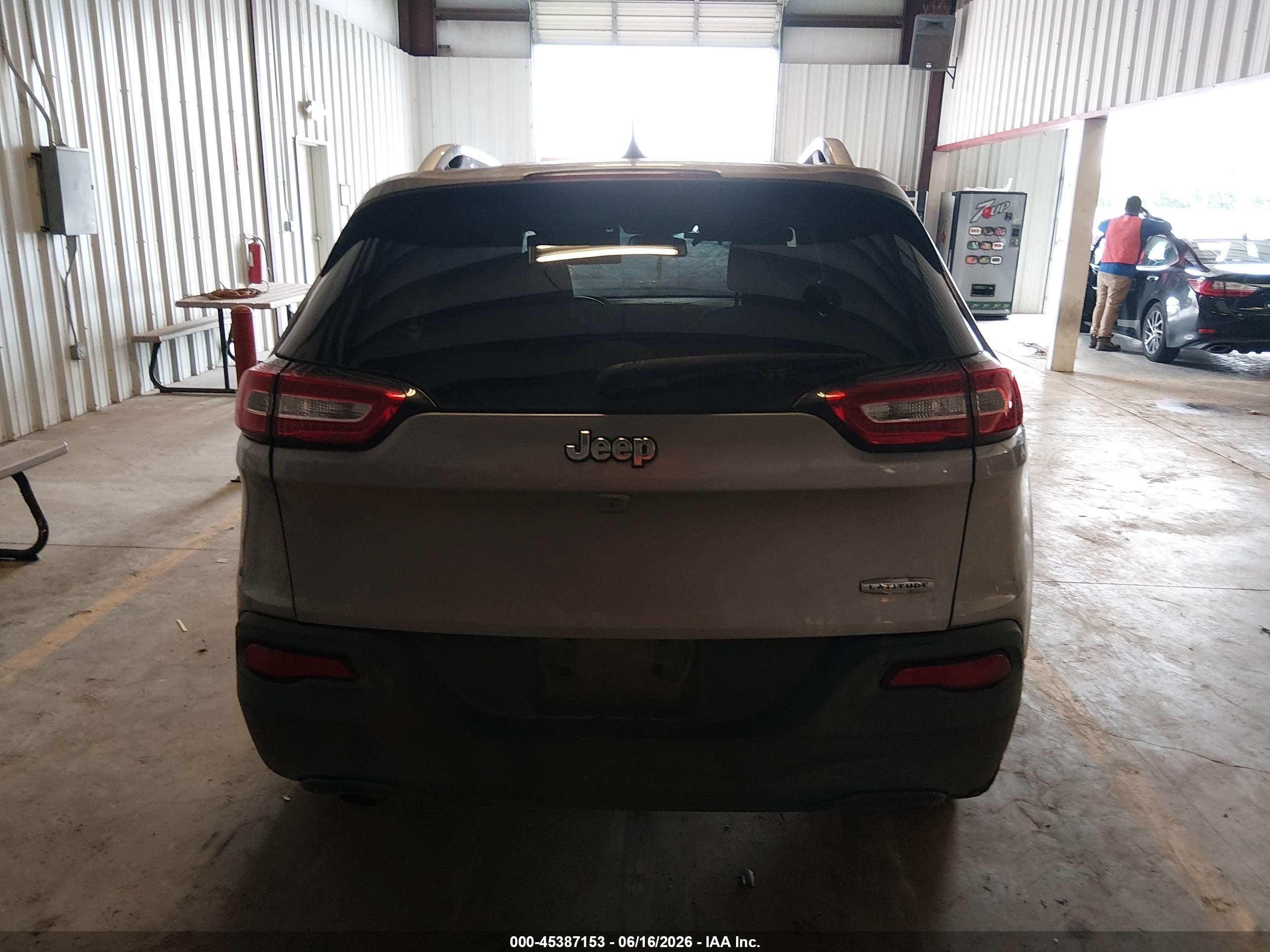 2017 Jeep Cherokee Latitude Fwd Silver vin: 1C4PJLCB1HD219063