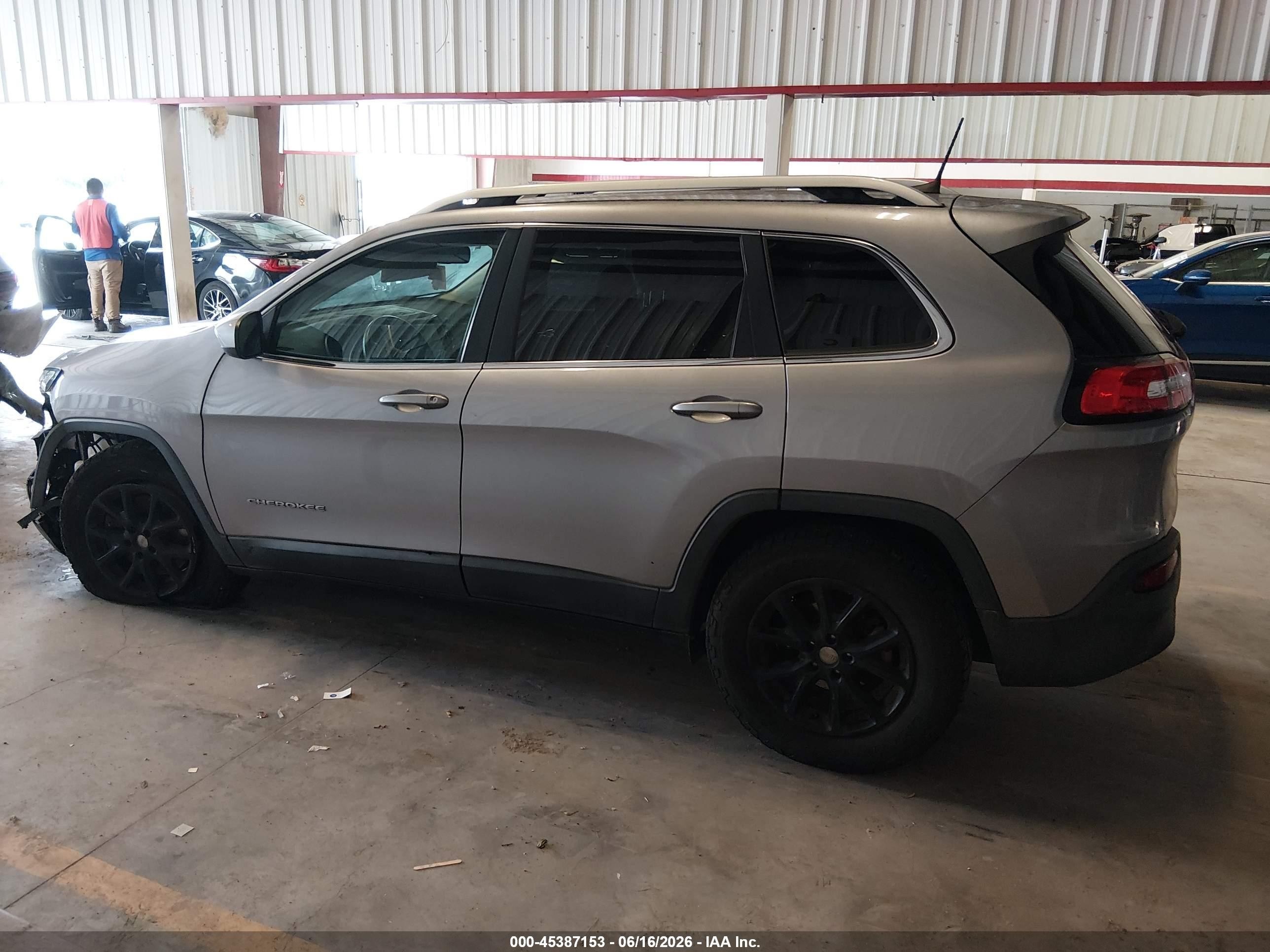 2017 Jeep Cherokee Latitude Fwd Silver vin: 1C4PJLCB1HD219063