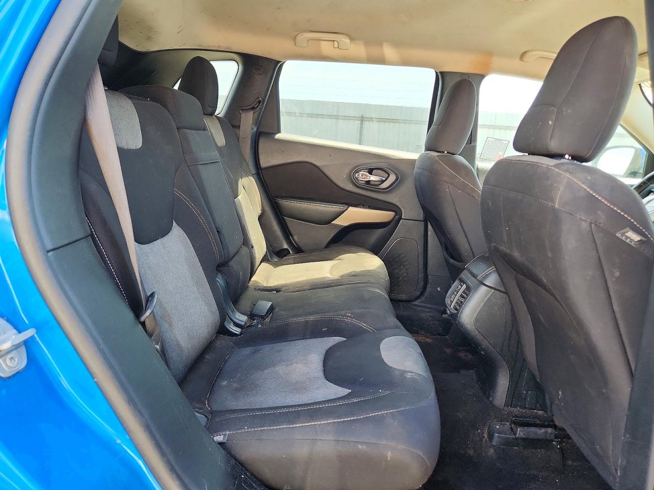 2018 Jeep Cherokee Latitude Blue vin: 1C4PJLCB1JD563742