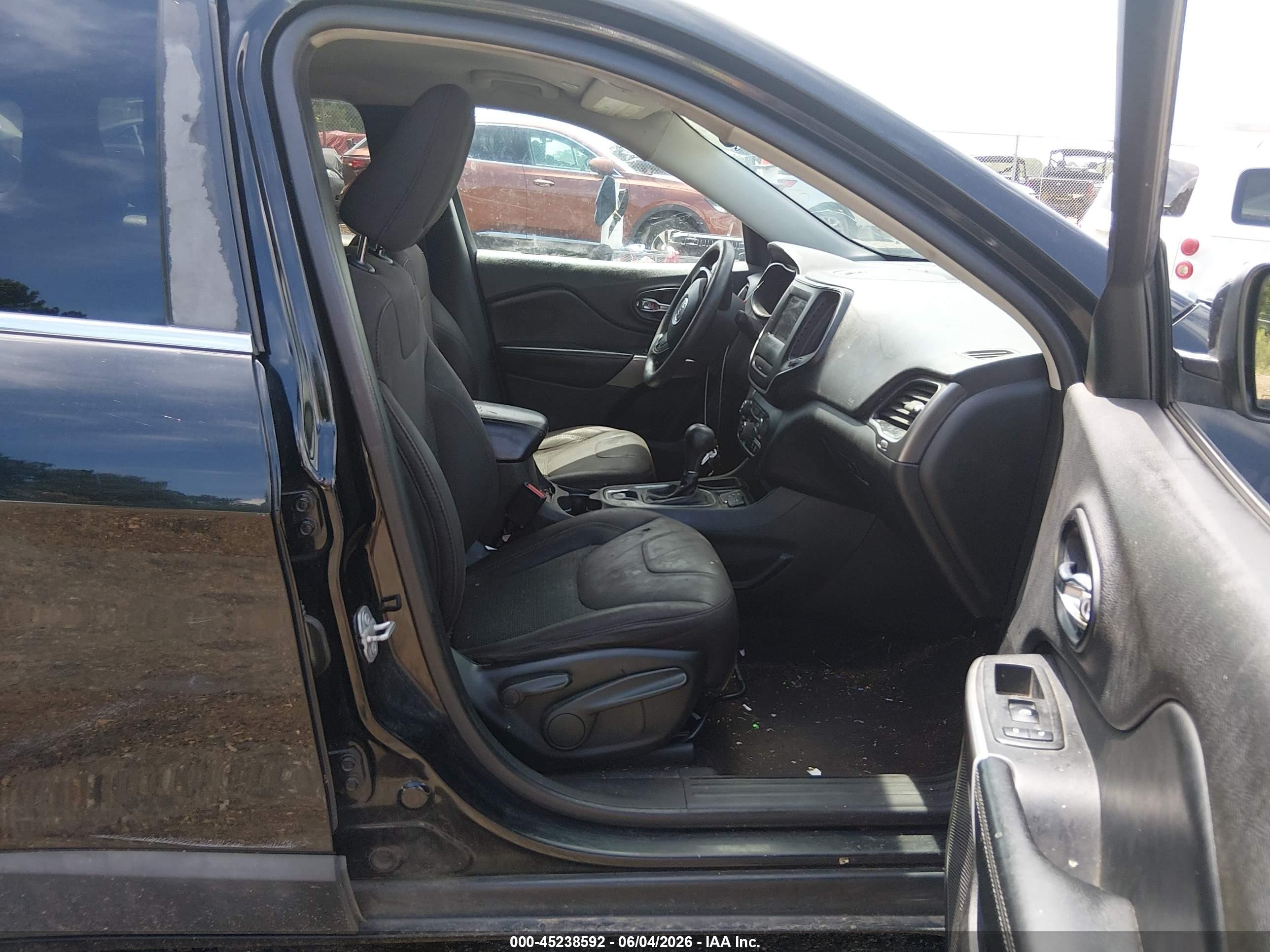 2019 Jeep Cherokee Latitude Fwd Black vin: 1C4PJLCB1KD149720