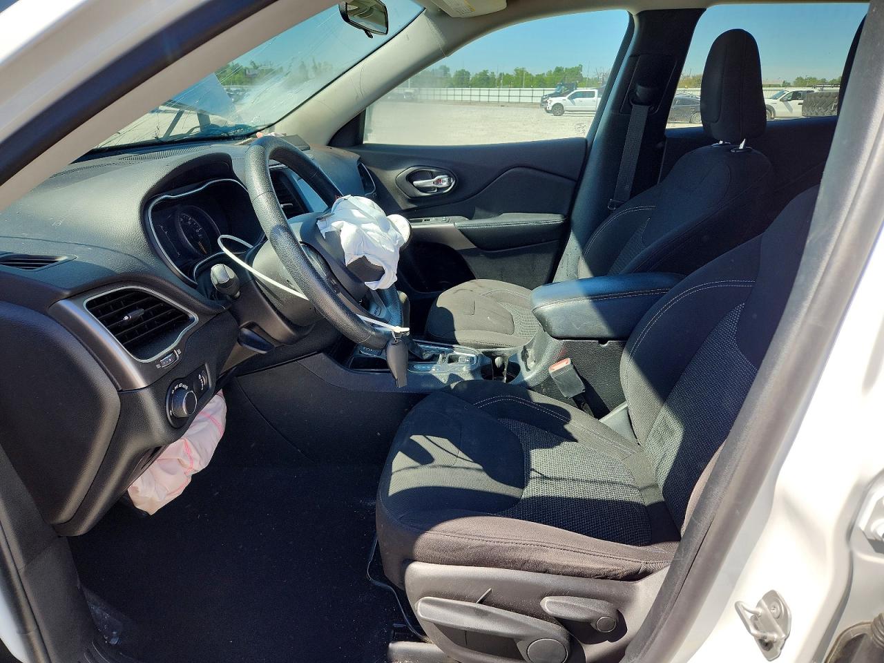 2020 Jeep Cherokee Latitude White vin: 1C4PJLCB1LD521896