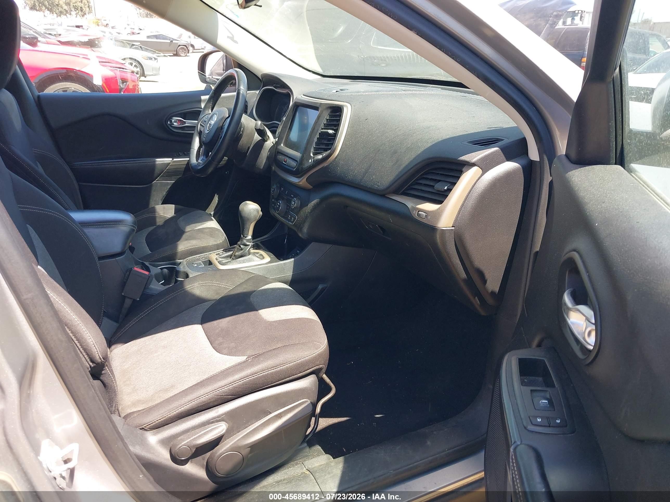 2014 Jeep Cherokee Latitude Silver vin: 1C4PJLCB2EW123670