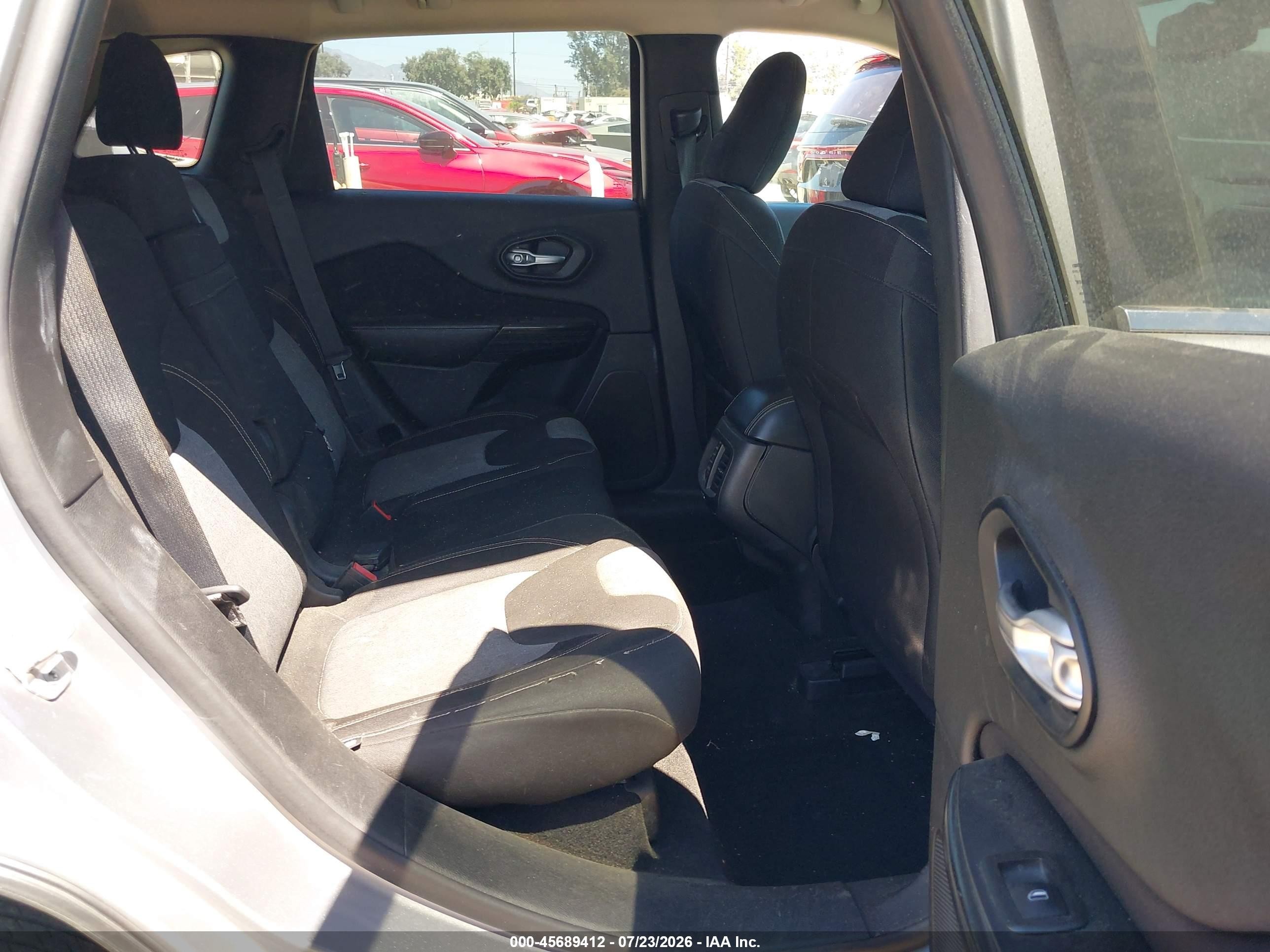 2014 Jeep Cherokee Latitude Silver vin: 1C4PJLCB2EW123670