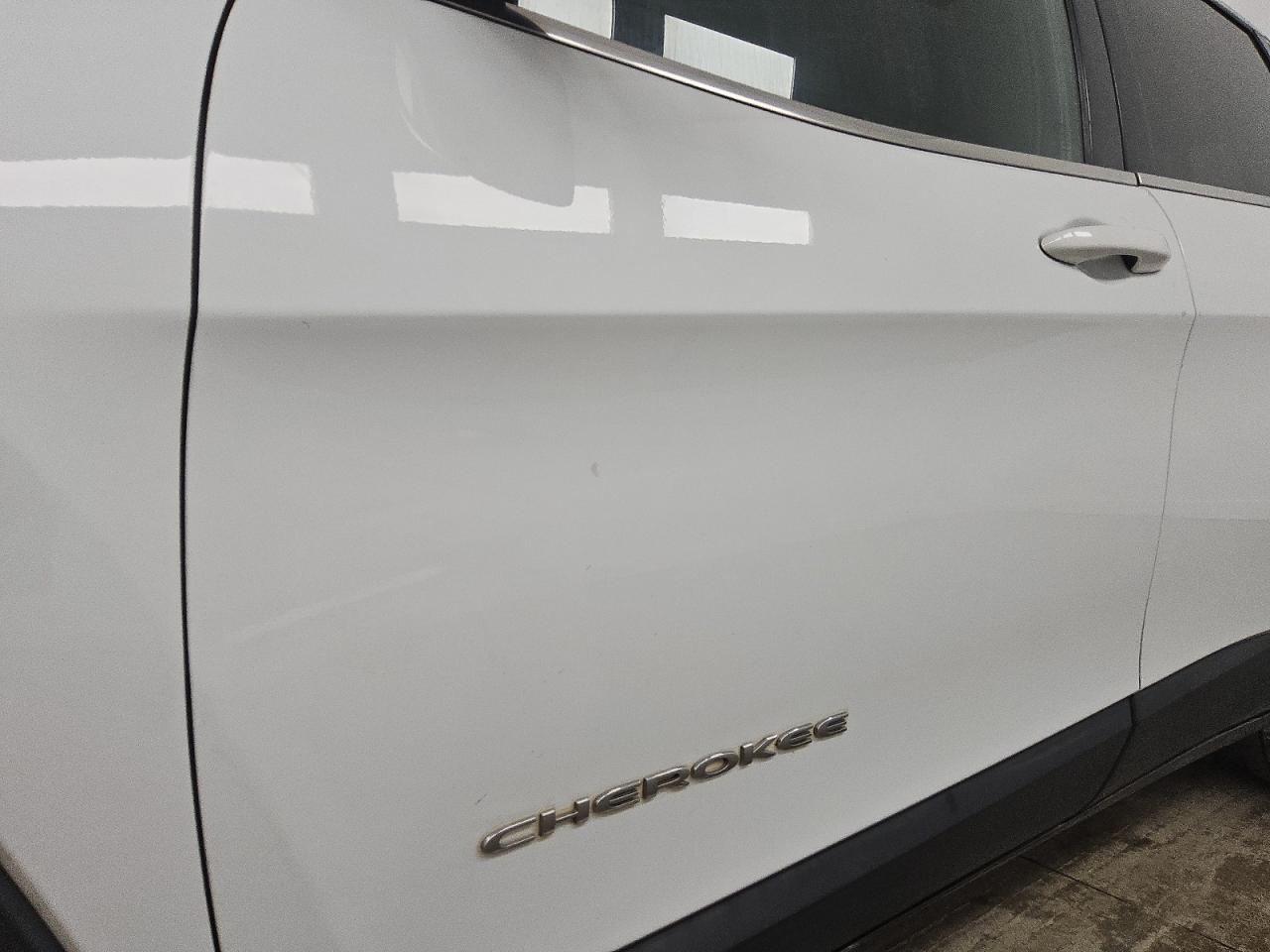 2014 Jeep Cherokee Latitude Белый vin: 1C4PJLCB2EW181455 Damage: Left Front Door, Heavy Scratch, 1/2 To 1 Inch