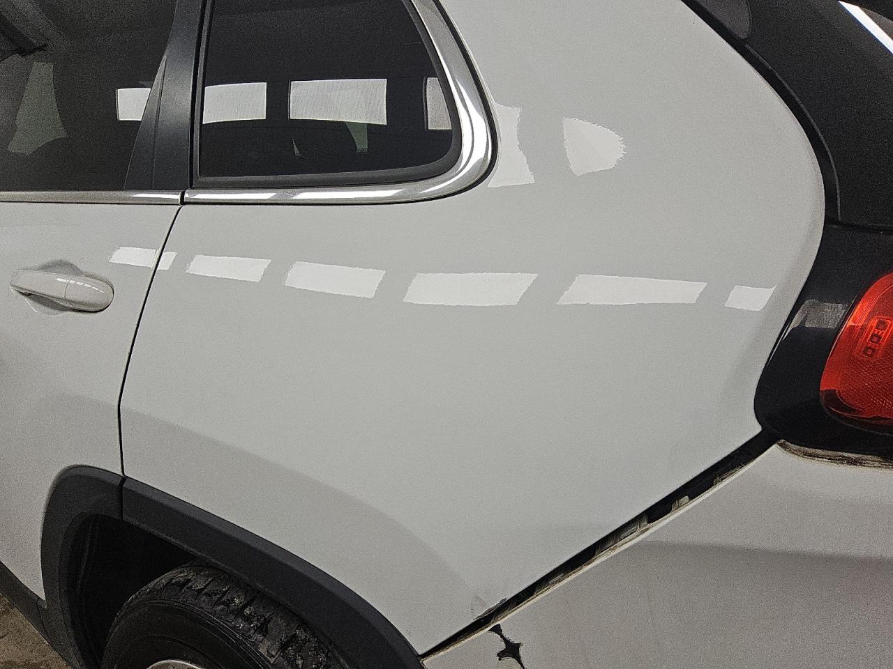 2014 Jeep Cherokee Latitude Белый vin: 1C4PJLCB2EW181455 Damage: Left Qtr Panel, Dent(S) W/ Paint Dmg, 1/2 To 1 Inch