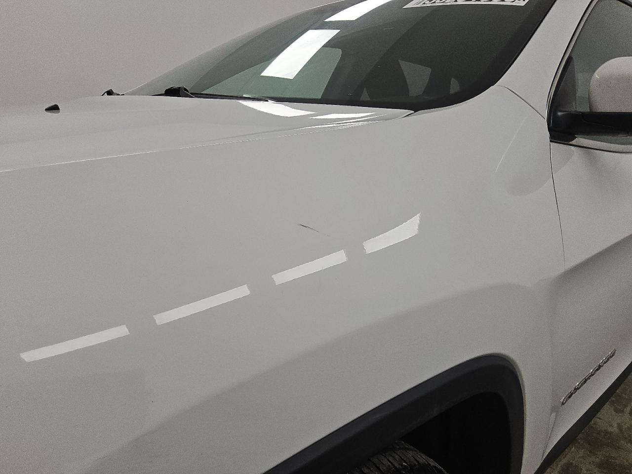 2014 Jeep Cherokee Latitude Белый vin: 1C4PJLCB2EW181455 Damage: Left Front Fender, Heavy Scratch, 2 To 3 Inches