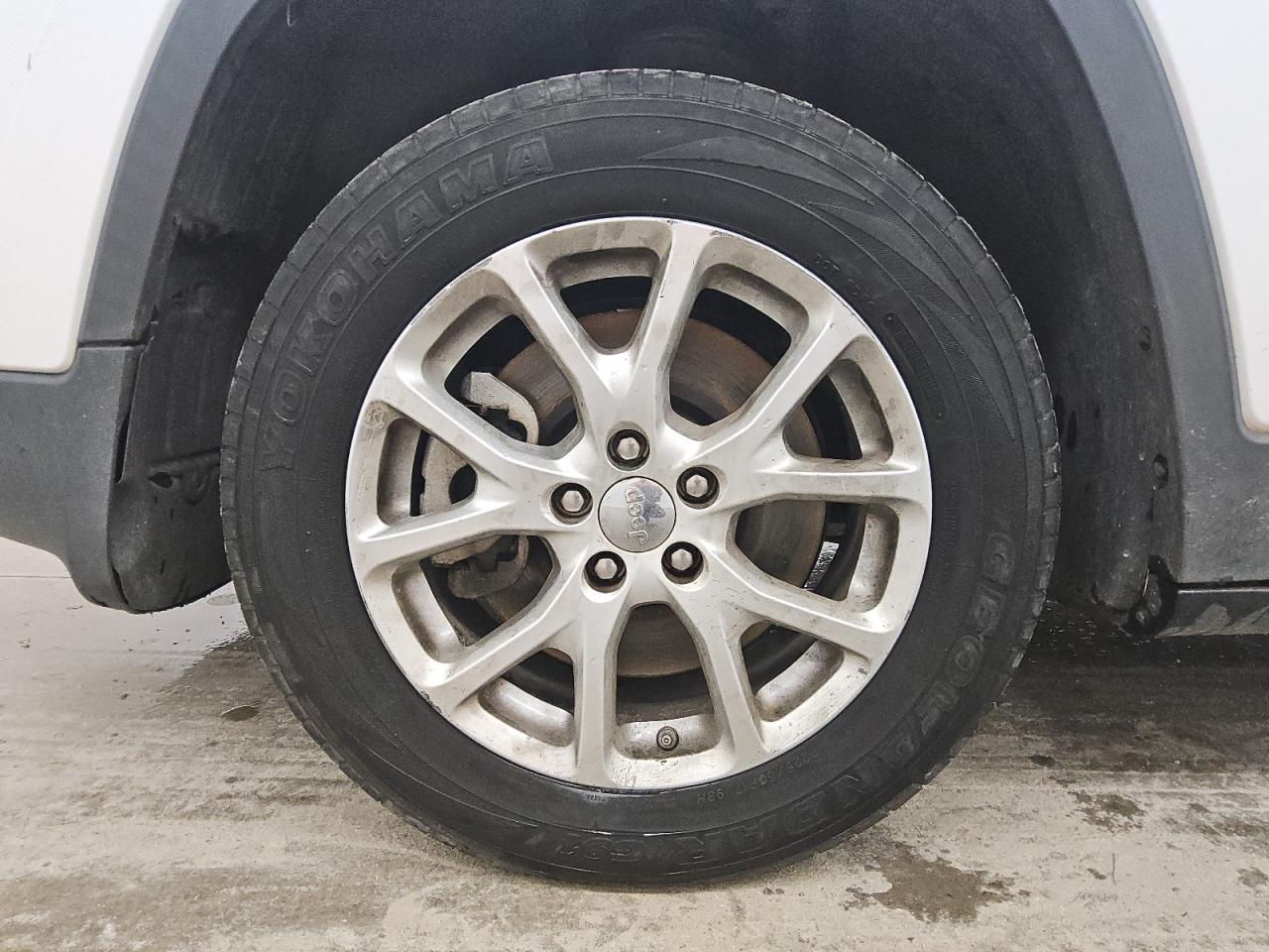 2014 Jeep Cherokee Latitude Белый vin: 1C4PJLCB2EW181455 Damage: Left Front Wheel, Curb Rash, > 12 Inches