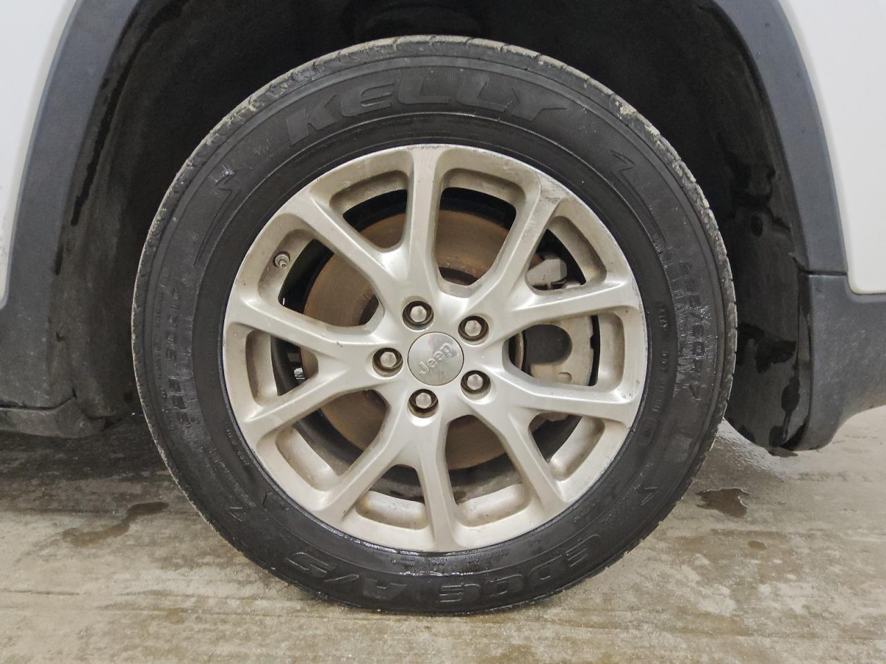 2014 Jeep Cherokee Latitude Белый vin: 1C4PJLCB2EW181455 Damage: Right Front Wheel, Curb Rash, > 12 Inches