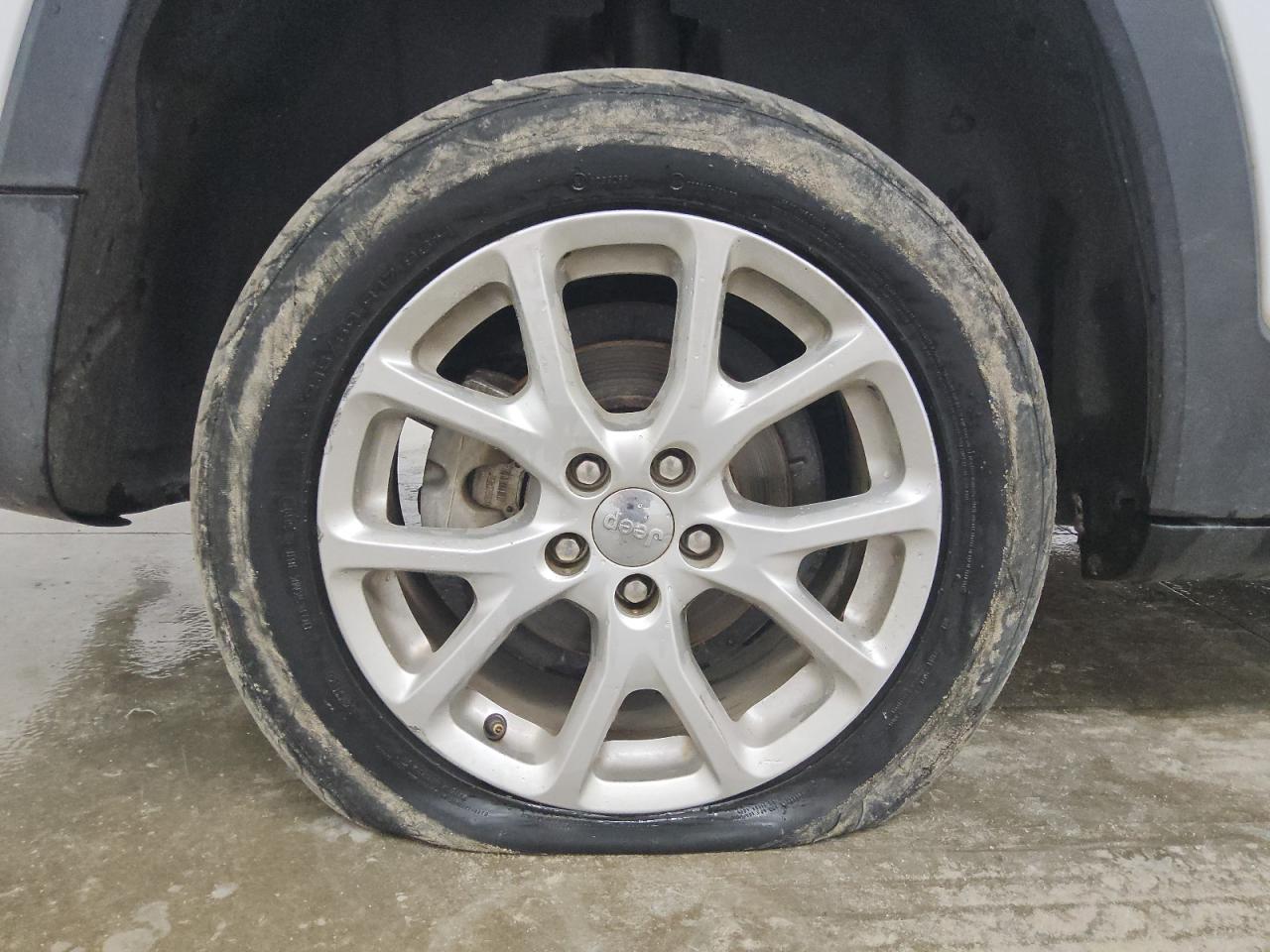 2014 Jeep Cherokee Latitude Белый vin: 1C4PJLCB2EW181455 Damage: Right Rear Wheel, Curb Rash, 6 To 7 Inches