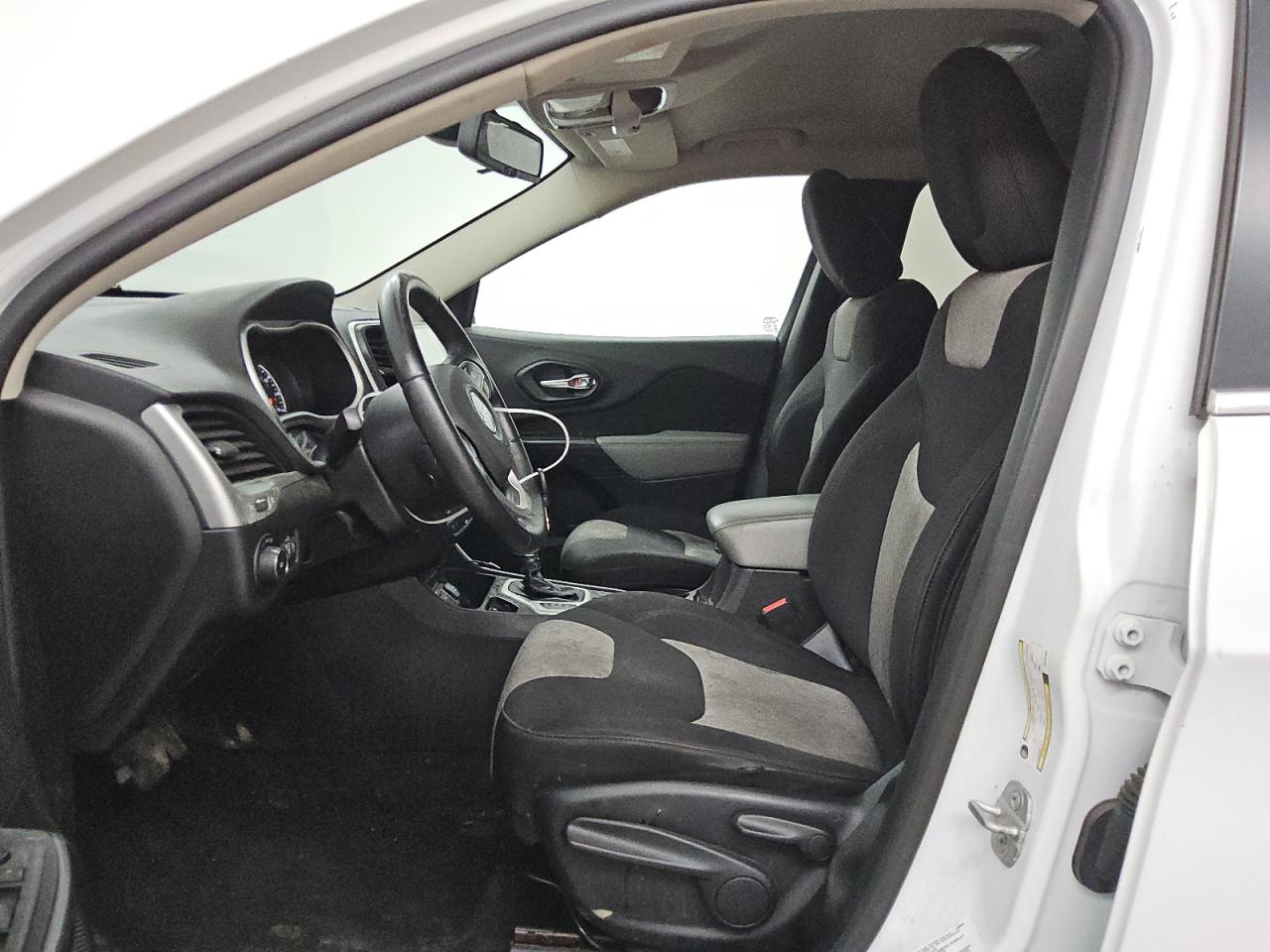 2014 Jeep Cherokee Latitude Белый vin: 1C4PJLCB2EW181455 Damage: Left Front Seat Cushion, Stained, Permanent