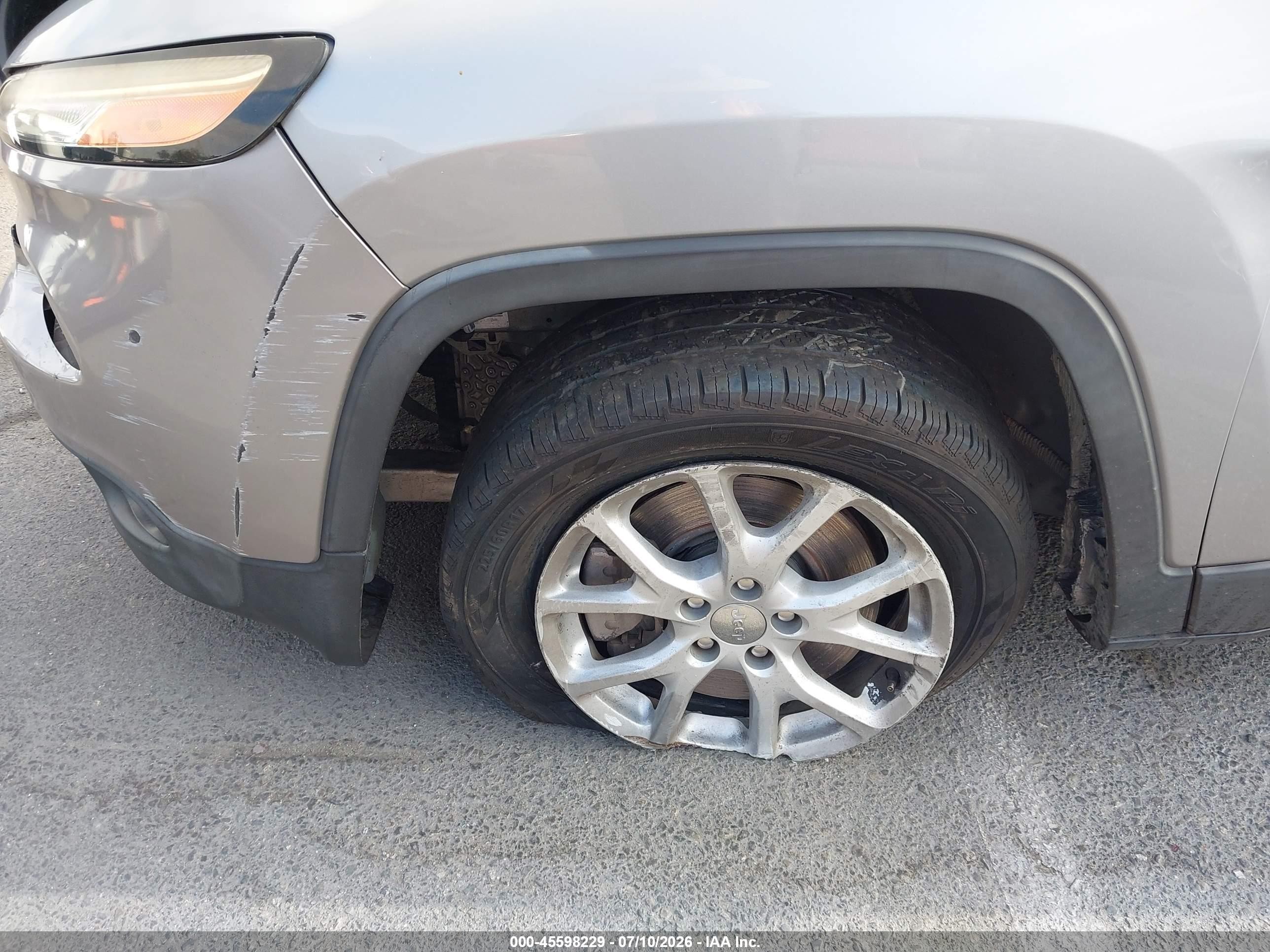 2014 Jeep Cherokee Latitude Silver vin: 1C4PJLCB2EW221288