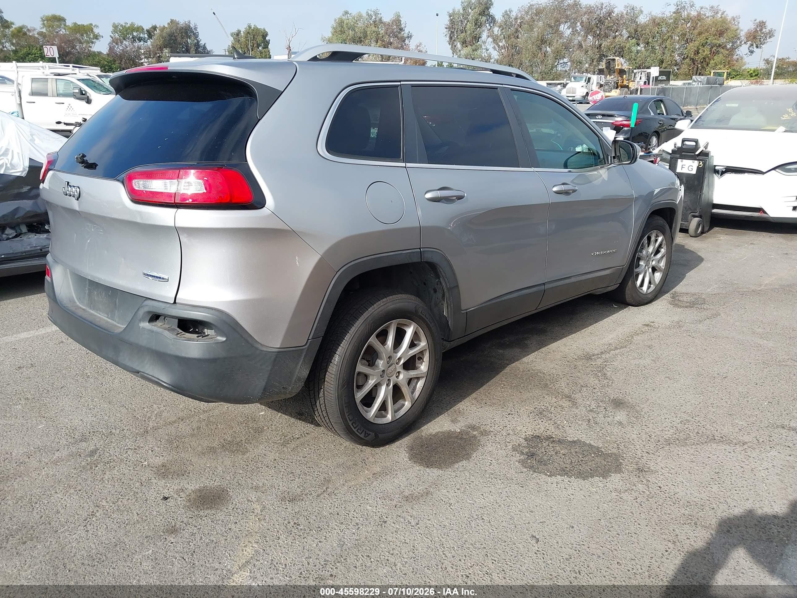 2014 Jeep Cherokee Latitude Silver vin: 1C4PJLCB2EW221288