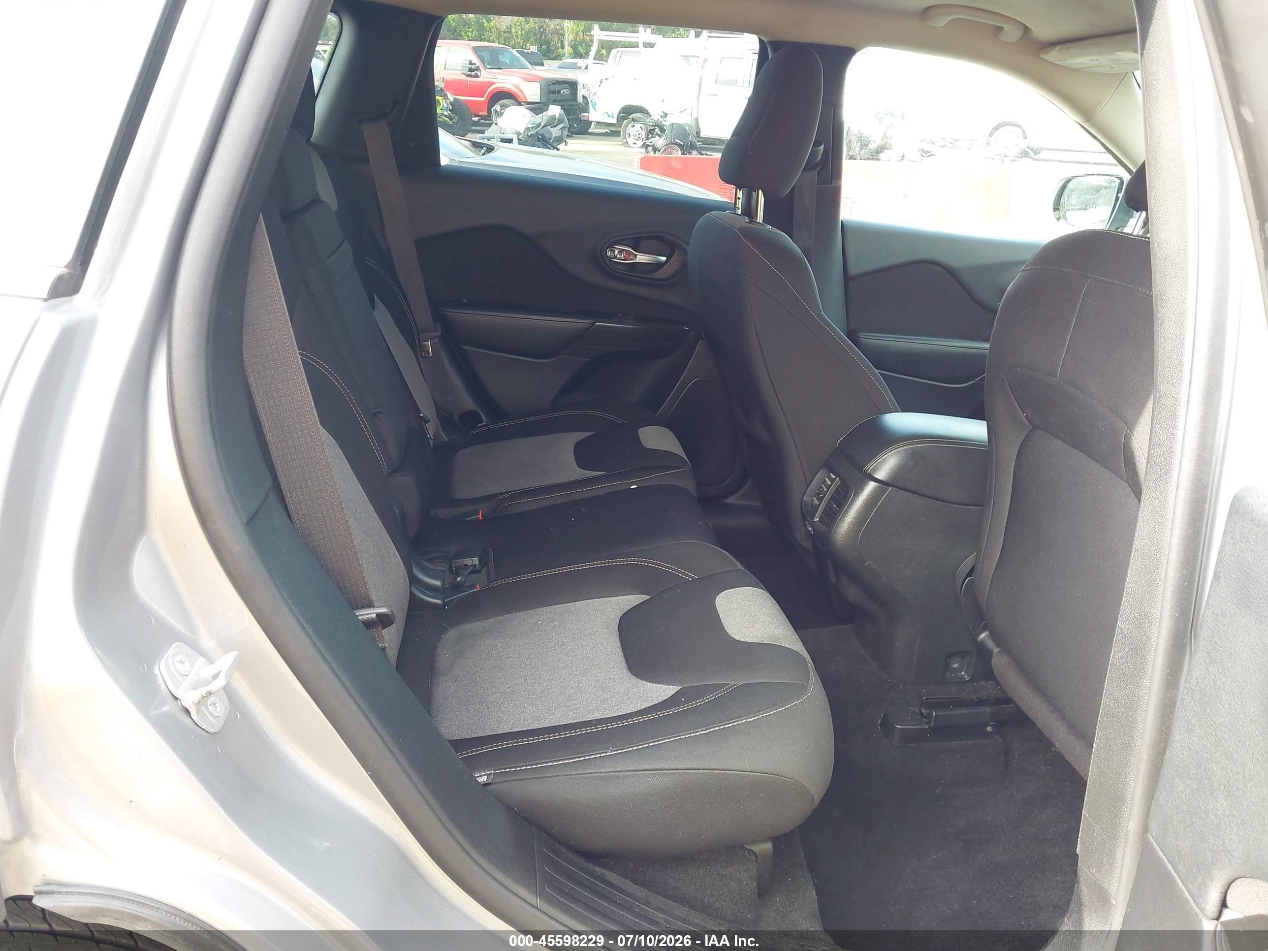2014 Jeep Cherokee Latitude Silver vin: 1C4PJLCB2EW221288