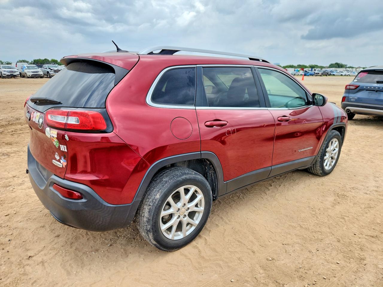 2015 Jeep Cherokee Latitude Maroon vin: 1C4PJLCB2FW657415