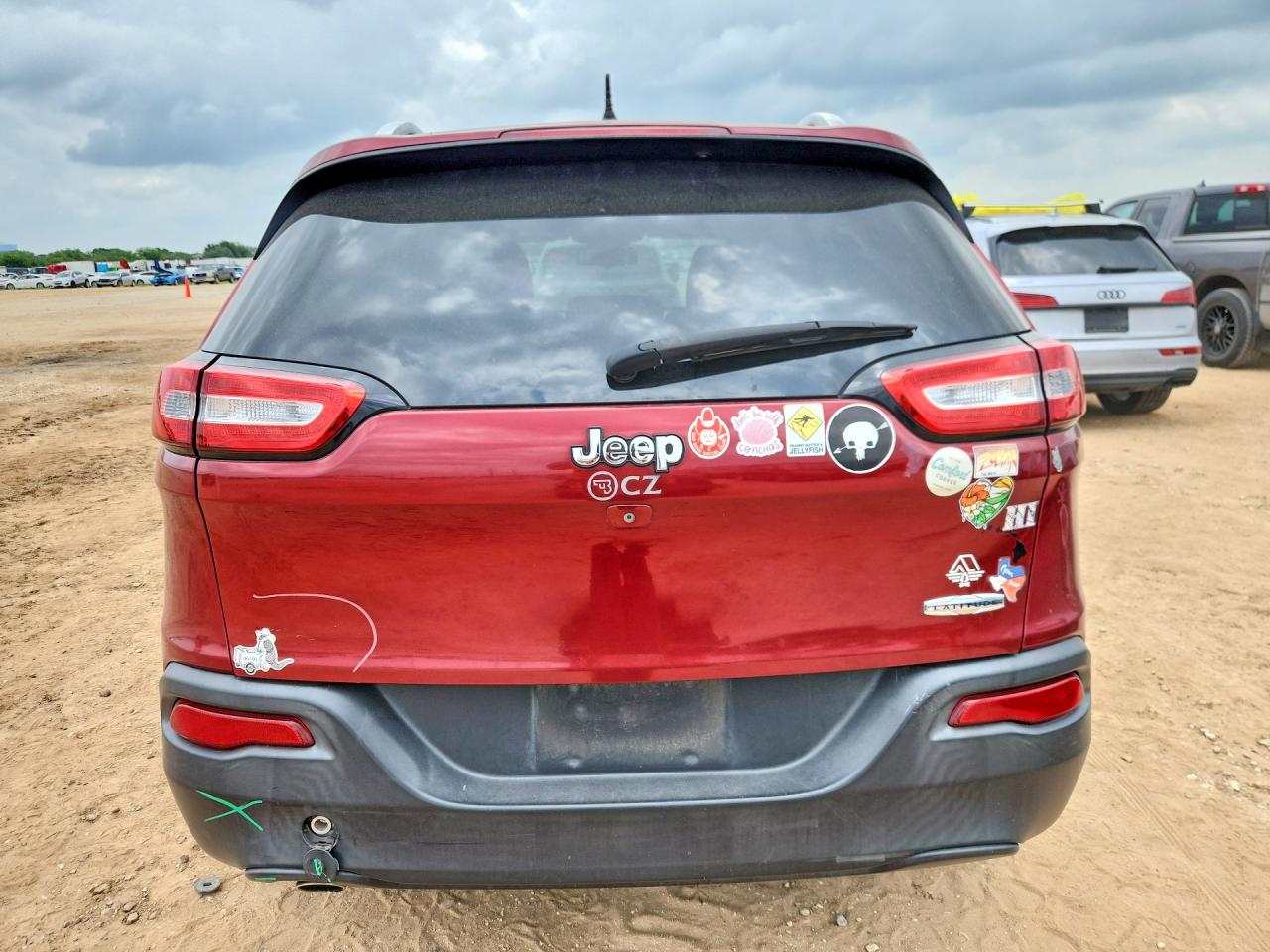 2015 Jeep Cherokee Latitude Maroon vin: 1C4PJLCB2FW657415