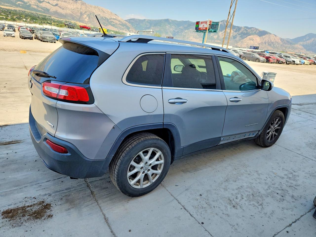 2015 Jeep Cherokee Latitude Silver vin: 1C4PJLCB2FW670441