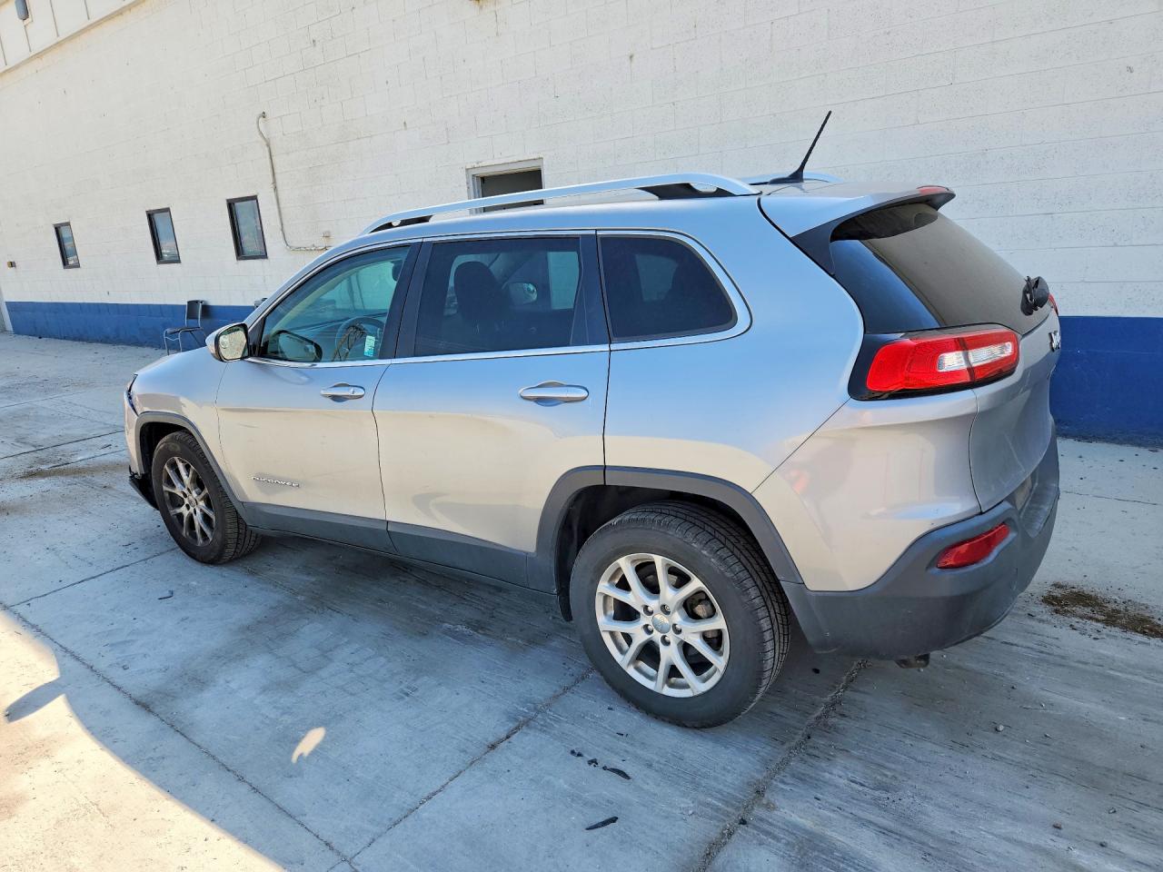 2015 Jeep Cherokee Latitude Silver vin: 1C4PJLCB2FW670441