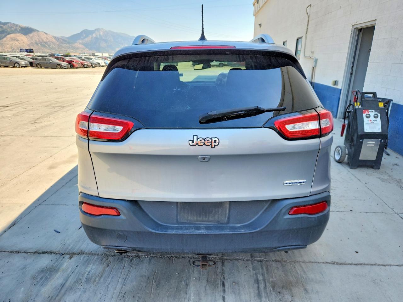 2015 Jeep Cherokee Latitude Silver vin: 1C4PJLCB2FW670441