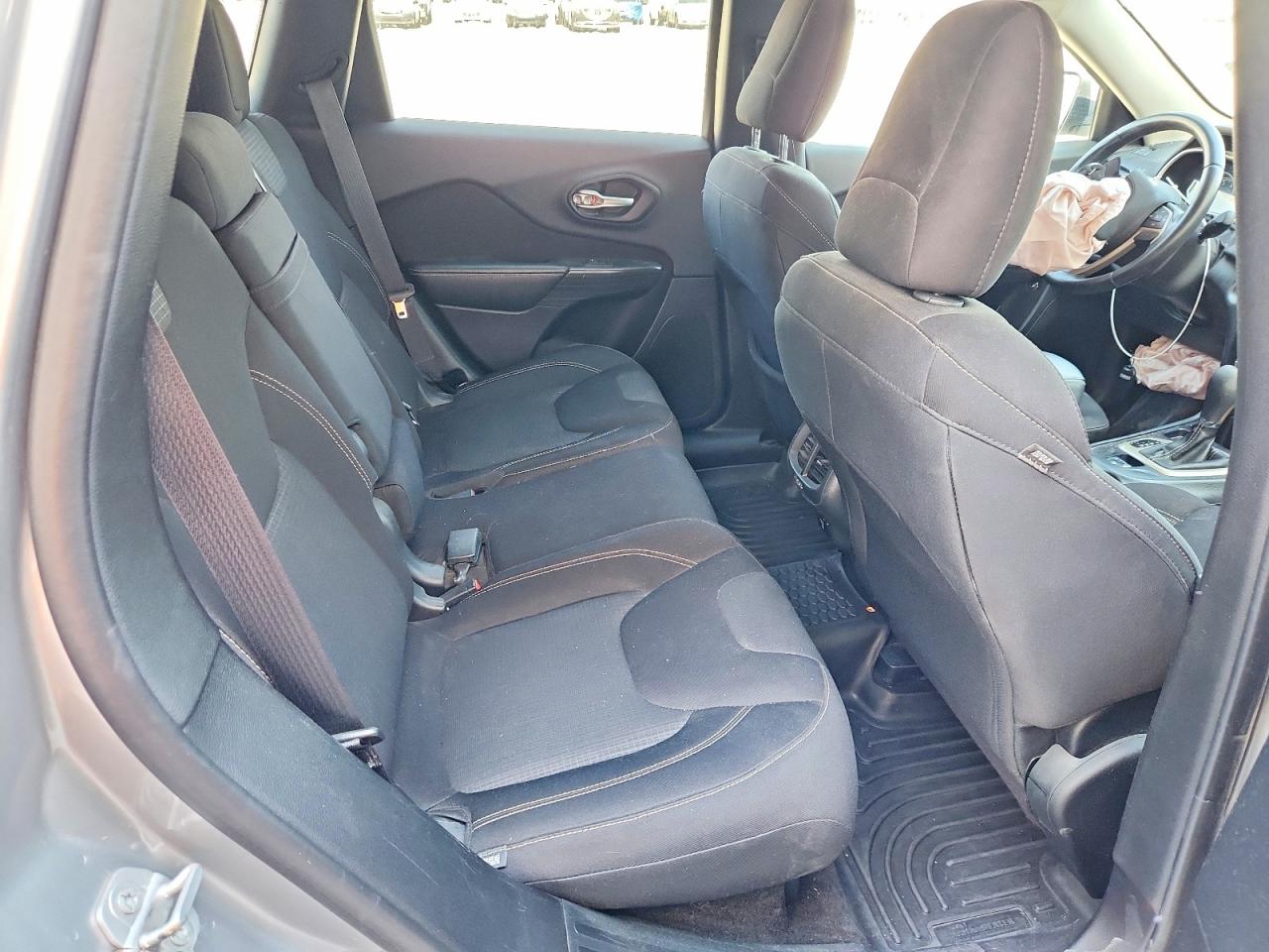 2015 Jeep Cherokee Latitude Silver vin: 1C4PJLCB2FW670441