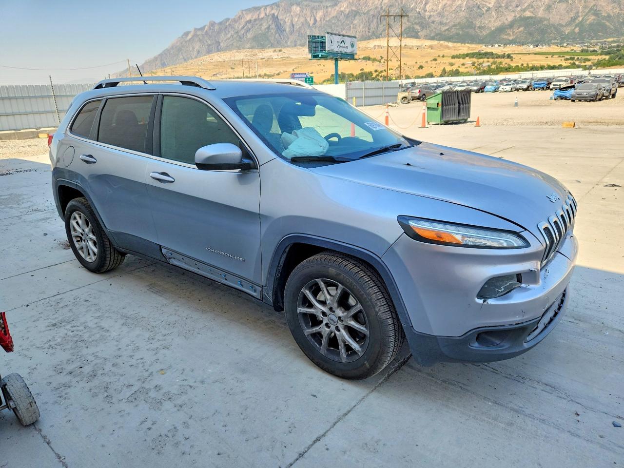 2015 Jeep Cherokee Latitude Silver vin: 1C4PJLCB2FW670441