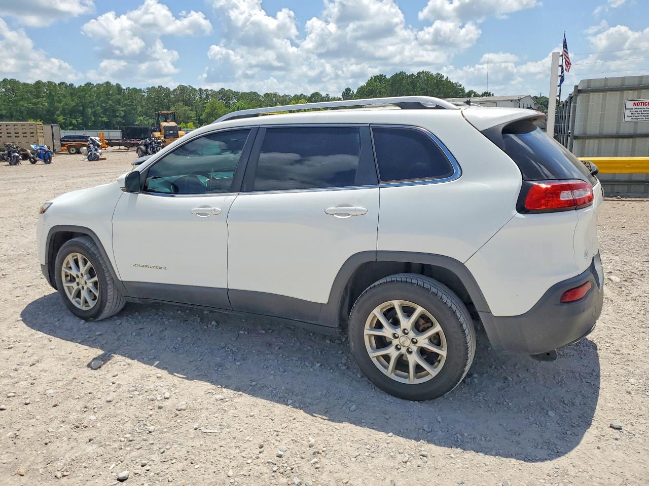 2015 Jeep Cherokee Latitude White vin: 1C4PJLCB2FW676708