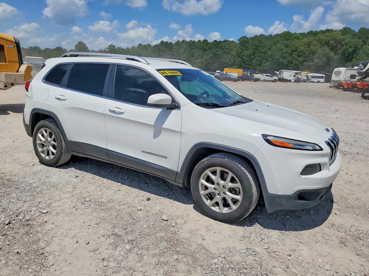 2015 Jeep Cherokee Latitude White vin: 1C4PJLCB2FW676708