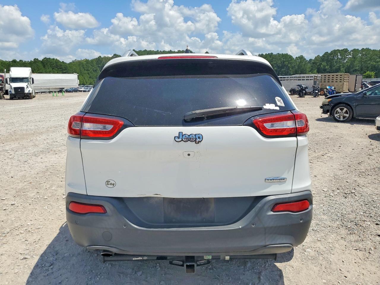 2015 Jeep Cherokee Latitude White vin: 1C4PJLCB2FW676708