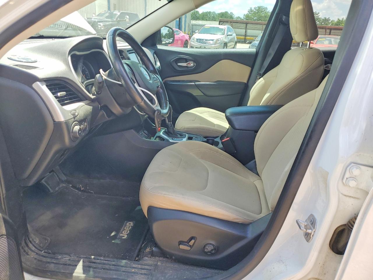 2015 Jeep Cherokee Latitude White vin: 1C4PJLCB2FW676708