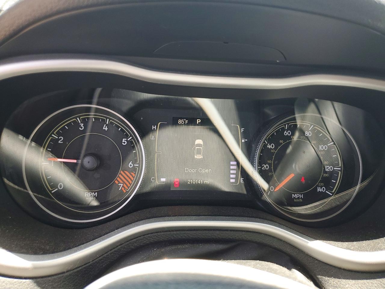 2015 Jeep Cherokee Latitude White vin: 1C4PJLCB2FW676708