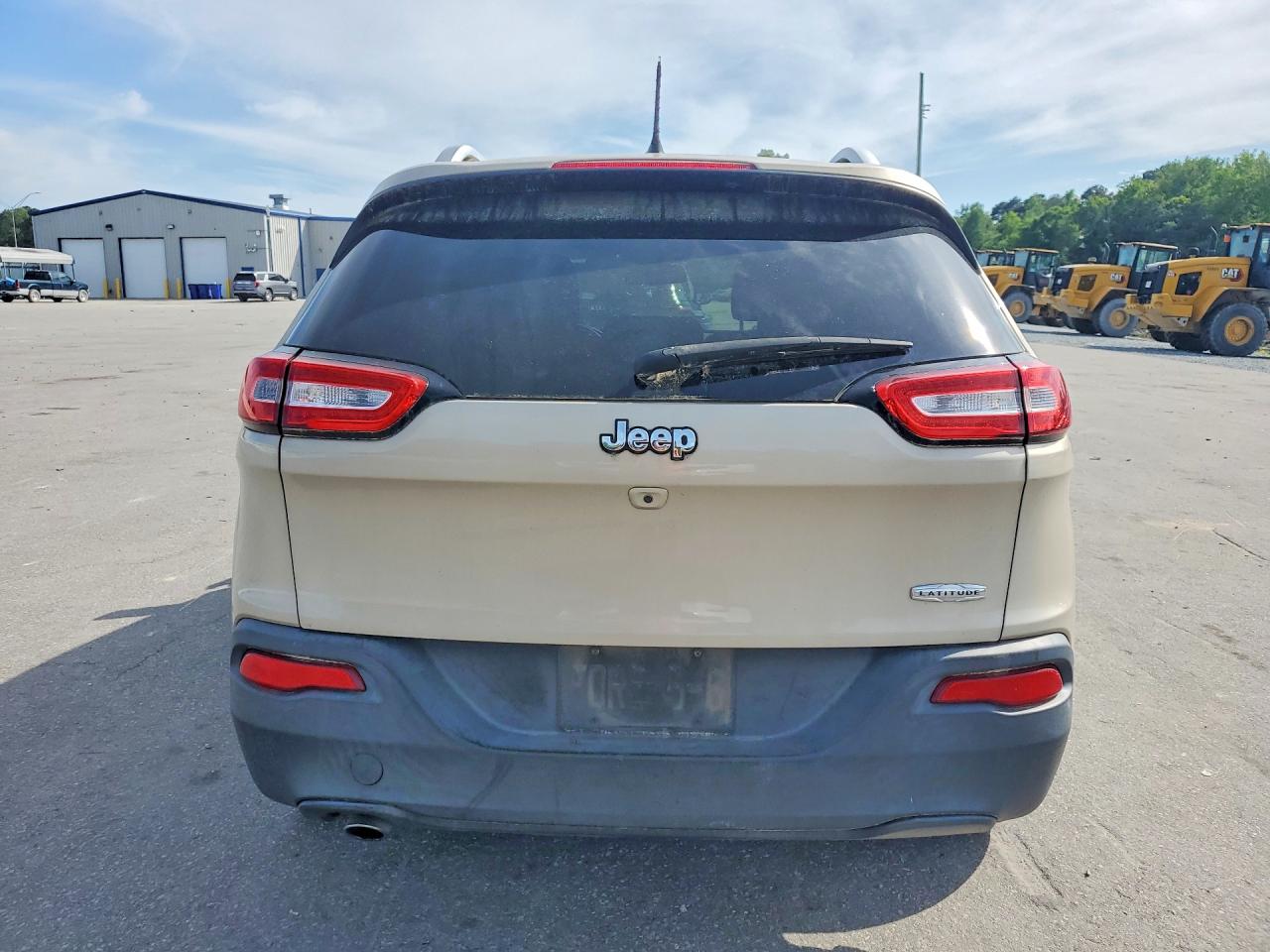 2015 Jeep Cherokee Latitude Gold vin: 1C4PJLCB2FW683738