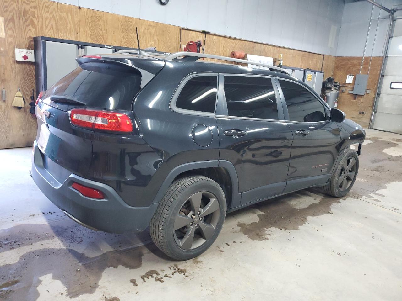 2016 Jeep Cherokee Latitude Black vin: 1C4PJLCB2GW302973