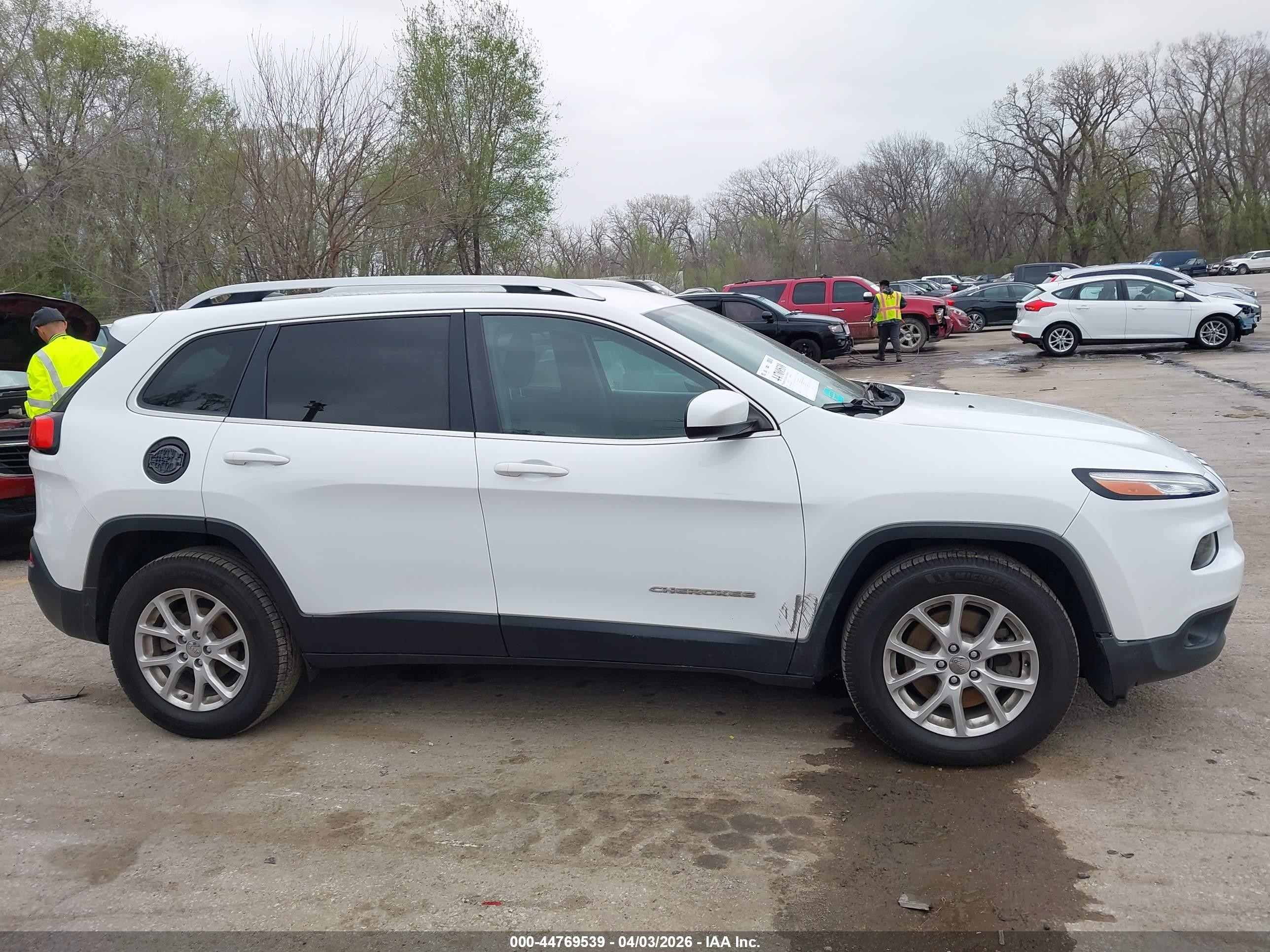 2017 Jeep Cherokee Latitude Fwd White vin: 1C4PJLCB2HD239726