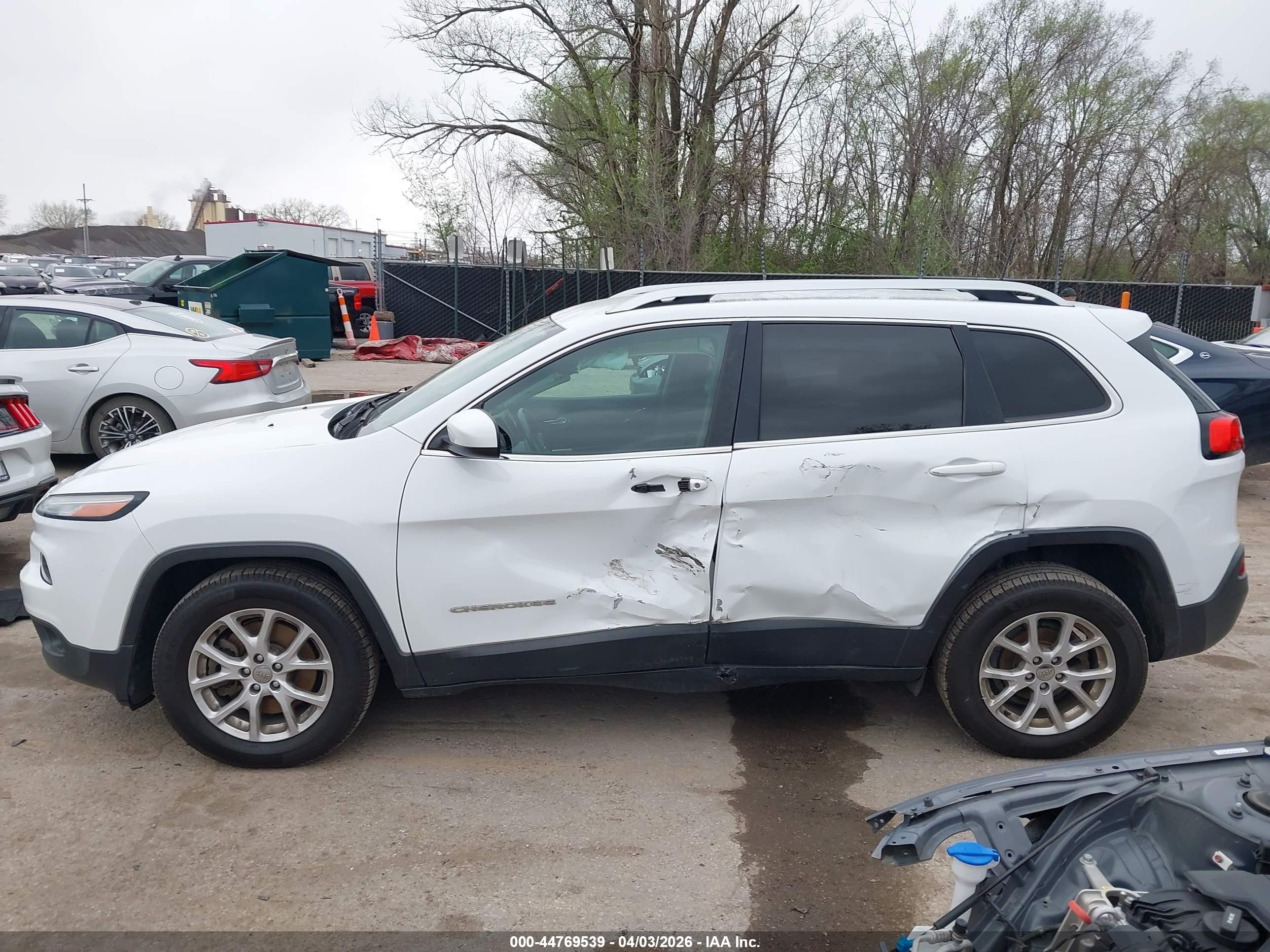 2017 Jeep Cherokee Latitude Fwd White vin: 1C4PJLCB2HD239726