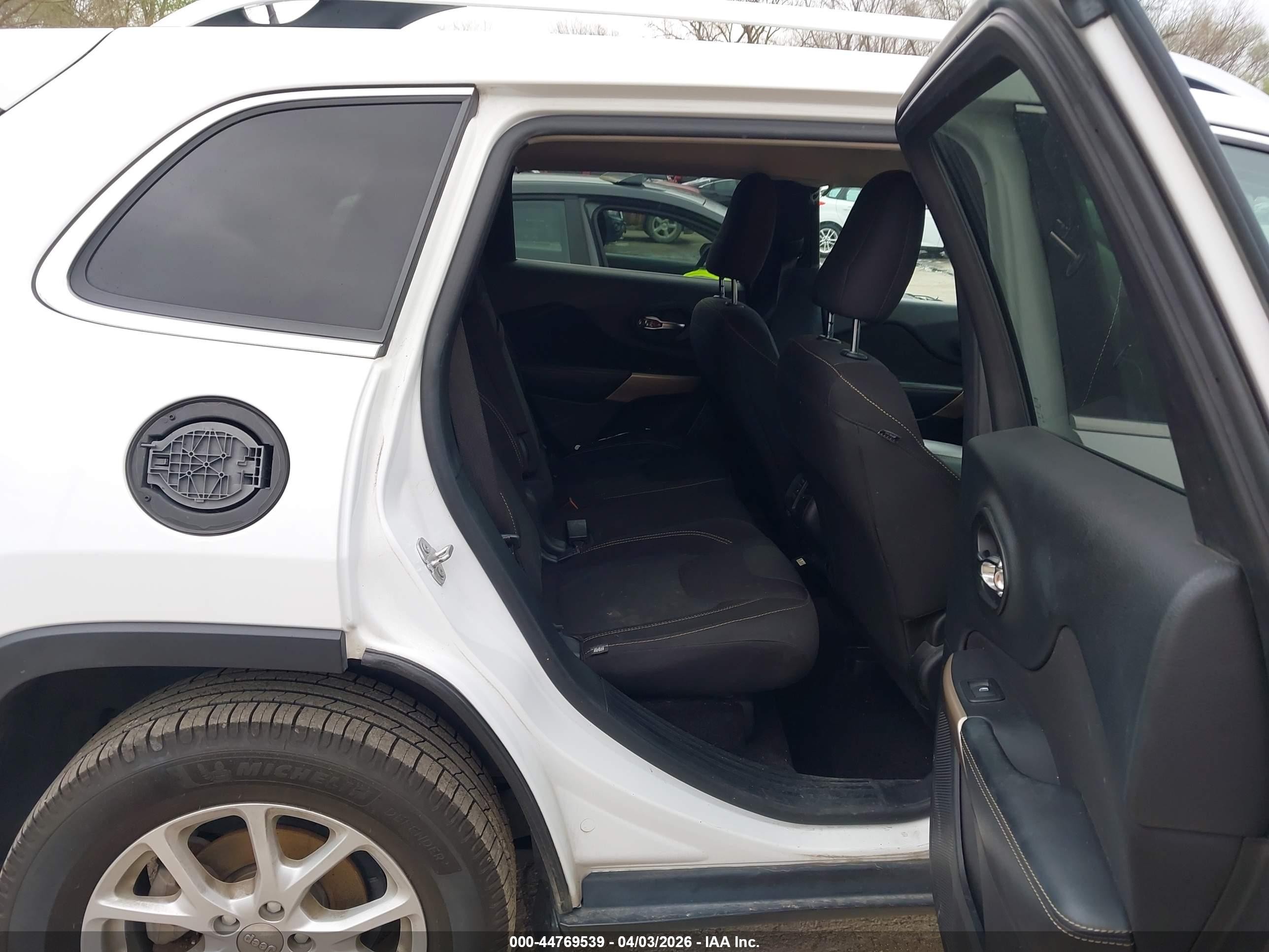 2017 Jeep Cherokee Latitude Fwd White vin: 1C4PJLCB2HD239726
